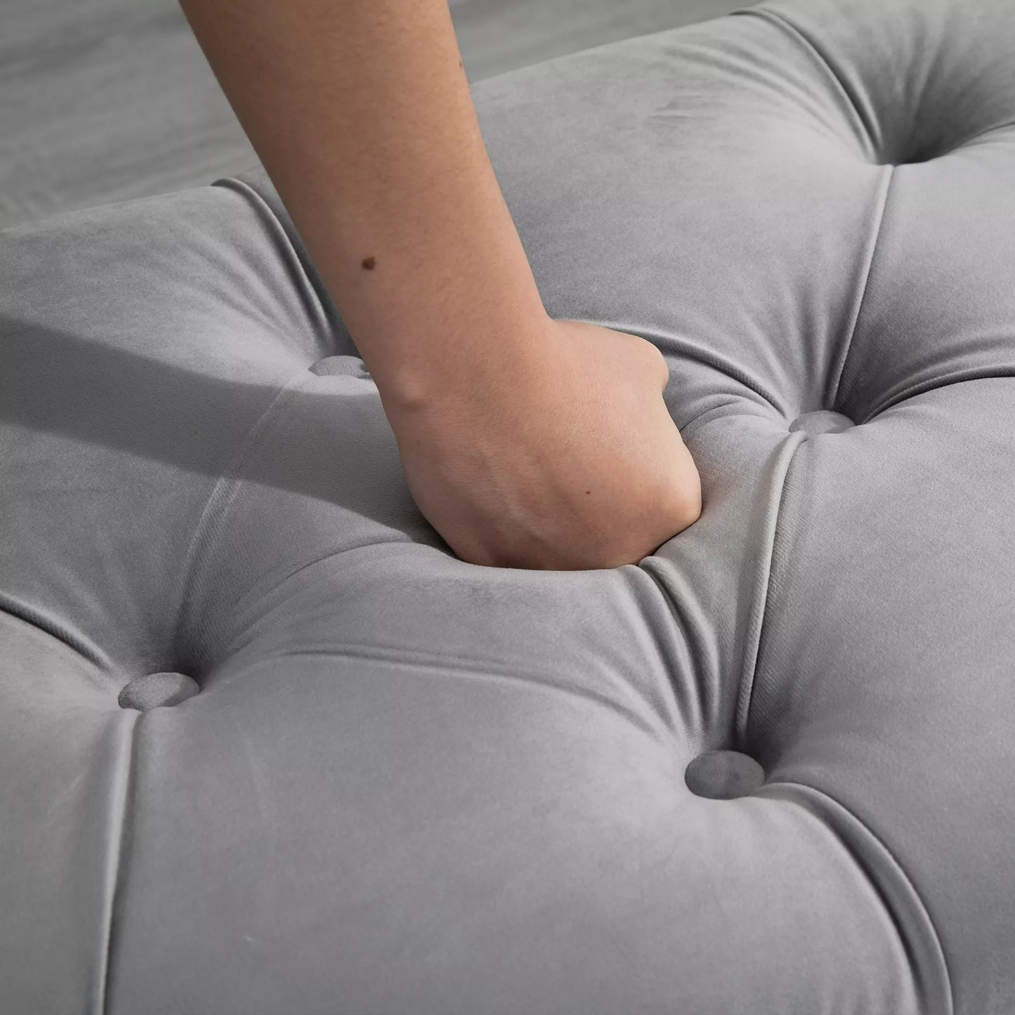 Suolas su daiktadėže, paminkštinta su aksomo išvaizda, atidarytu dangčiu, daiktadėžė su medinėmis kojomis, suolas daiktadėžė svetainei, prieškambariui, miegamajam 120 x 46 x 42 cm, pilkas