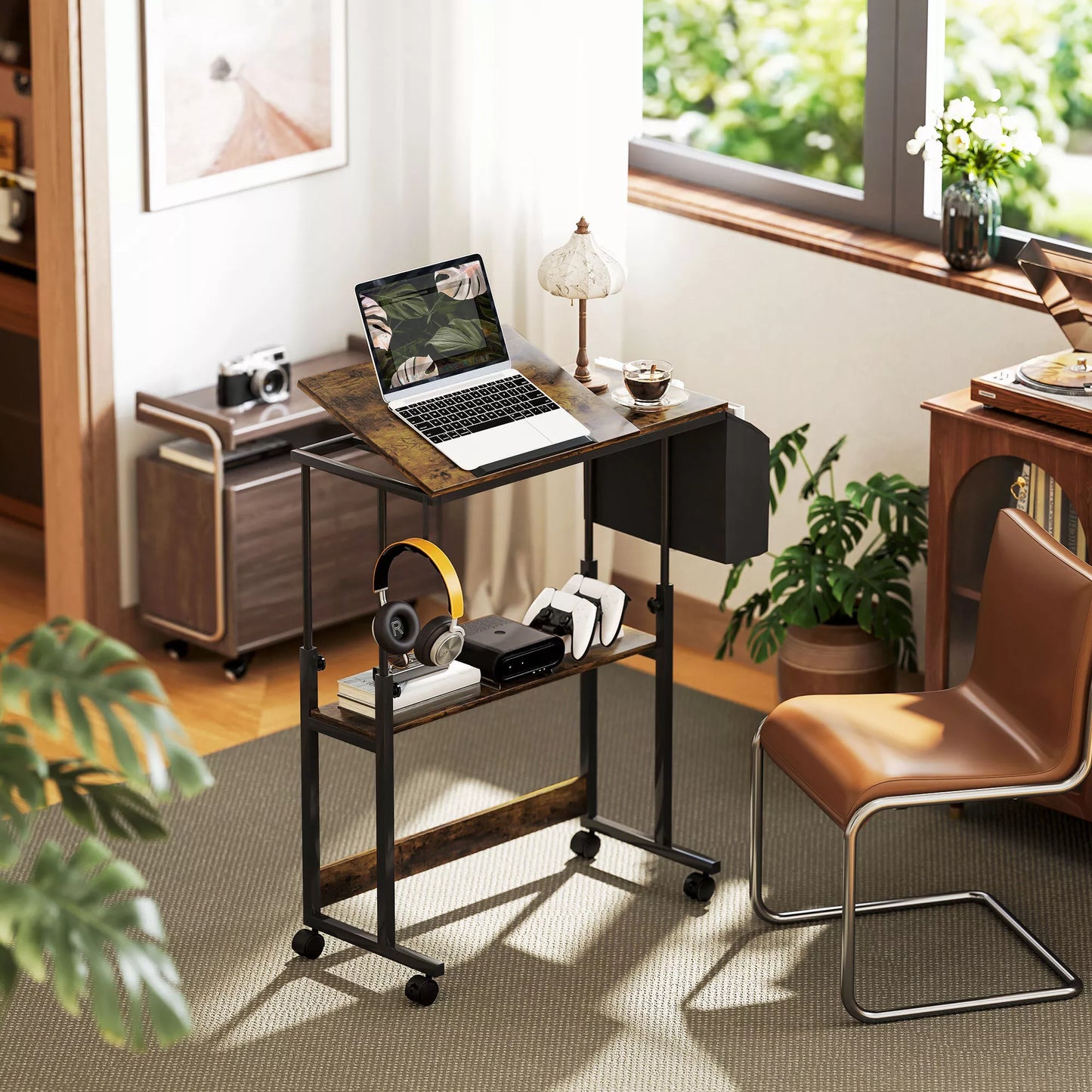 Reguliuojamo aukščio stovimas rašomasis stalas su pakreipiama stalviršiu, ratukais, laikymo lentyna, skirtas rašyti, skaityti, piešti, rudas