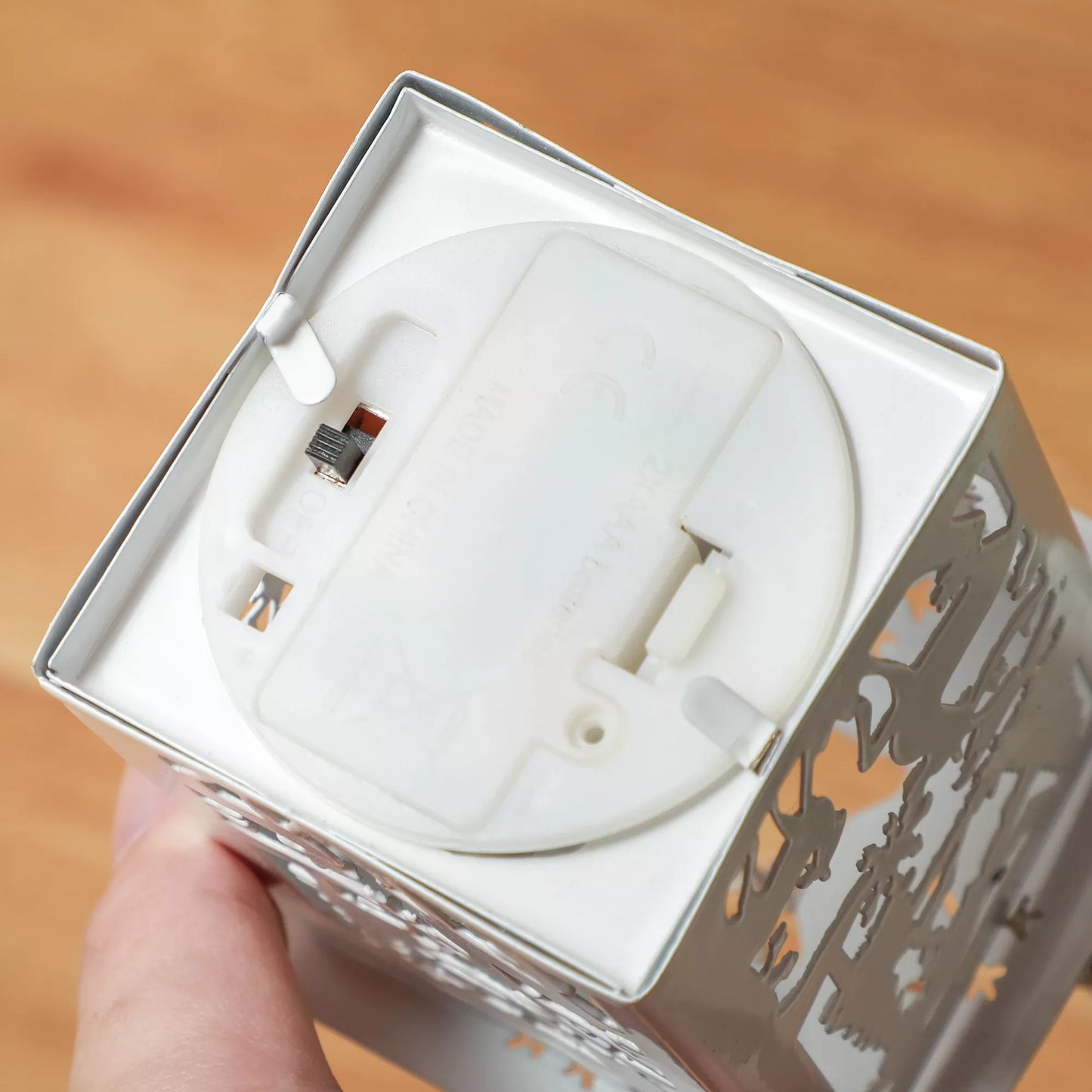 HOMCOM Kalėdinis nykštukas su žibintu, LED, maitinamas baterijomis, atsparus oro sąlygoms, 28x21x42 cm