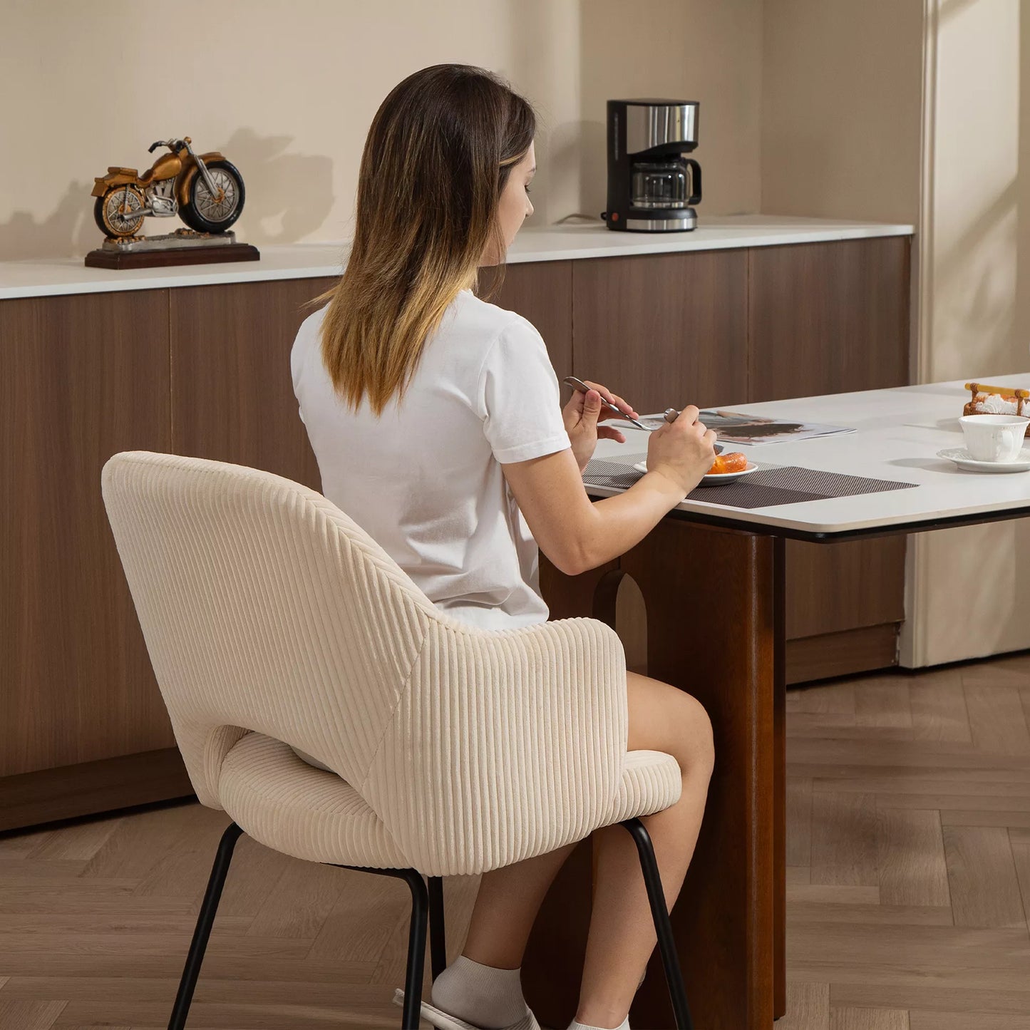 Valgomojo kėdė, kordo audinio apmušalas, kauko formos, metalinės kojelės, grindų apsaugos, smėlio spalvos