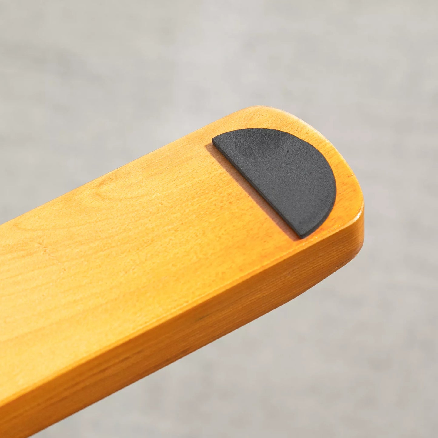 Relaksuojantis fotelis su pakoja, 145° atlošiamu atlošu, 360° pasukamas, dirbtinė oda, tamsiai pilka