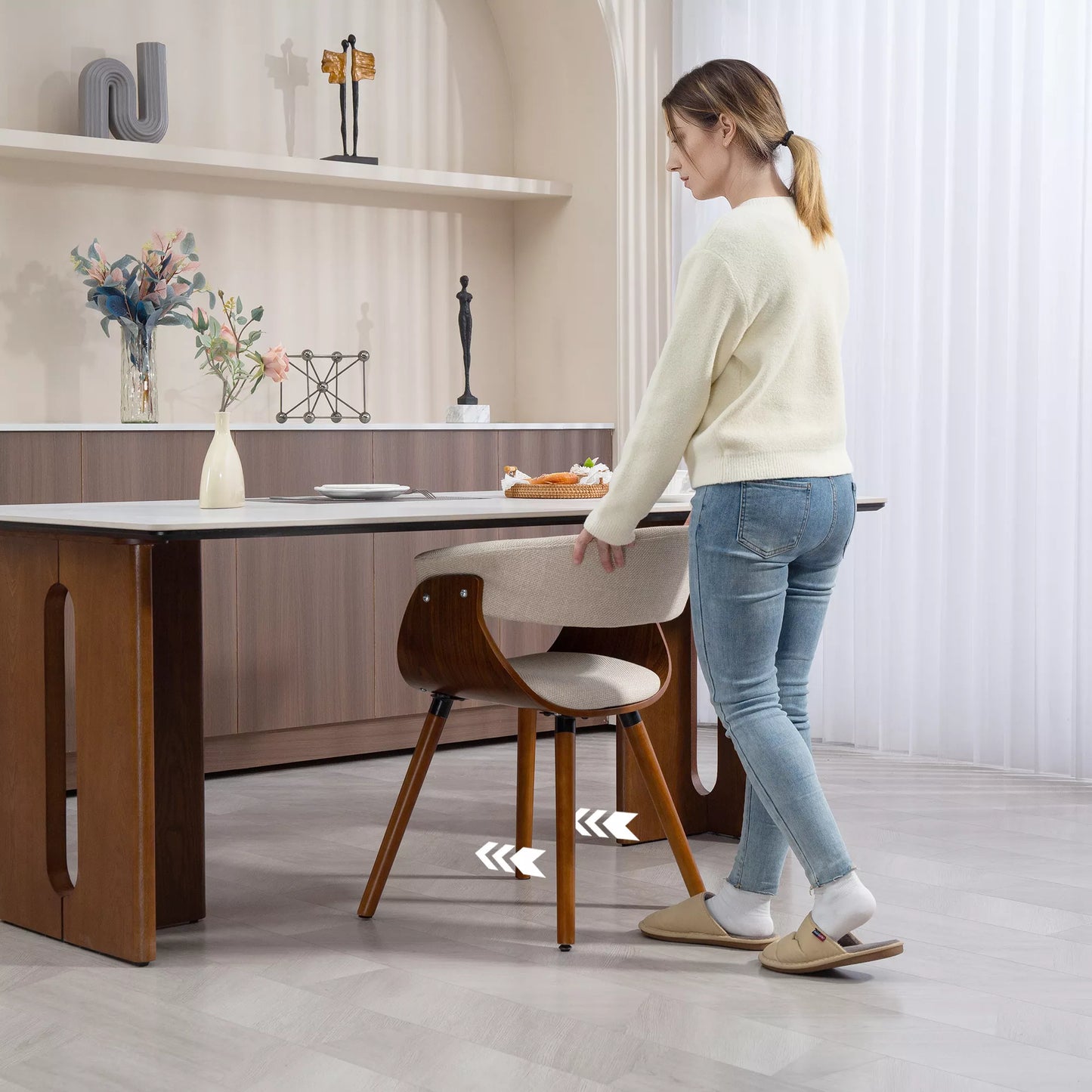 Valgomojo kėdė, audinys su lininio audinio išvaizda, lenktas atlošas, medinės kojelės, smėlio spalvos