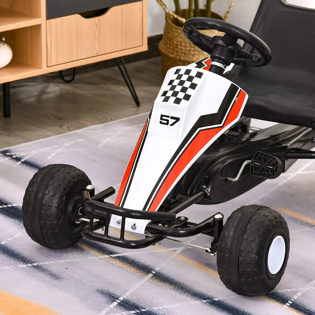 Baltas pedalinis kartingas kambaryje prie spintelės