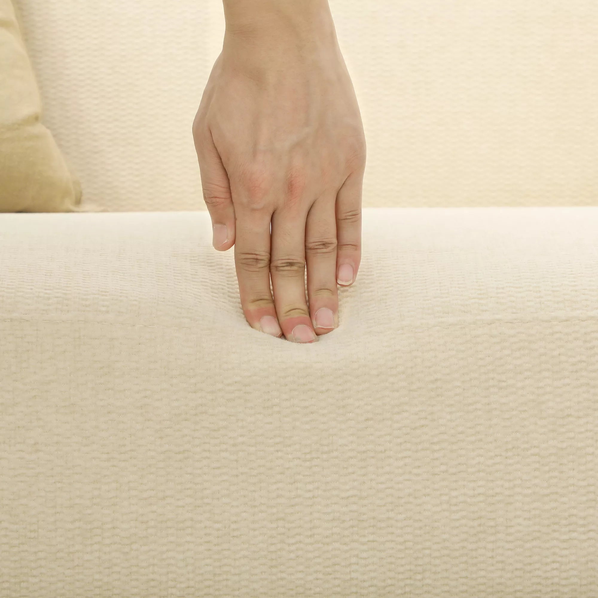 Dvivietė sofa, kompaktiška, odai draugiškas apmušalas, iki 240 kg, 130x74x79 cm, kreminė balta