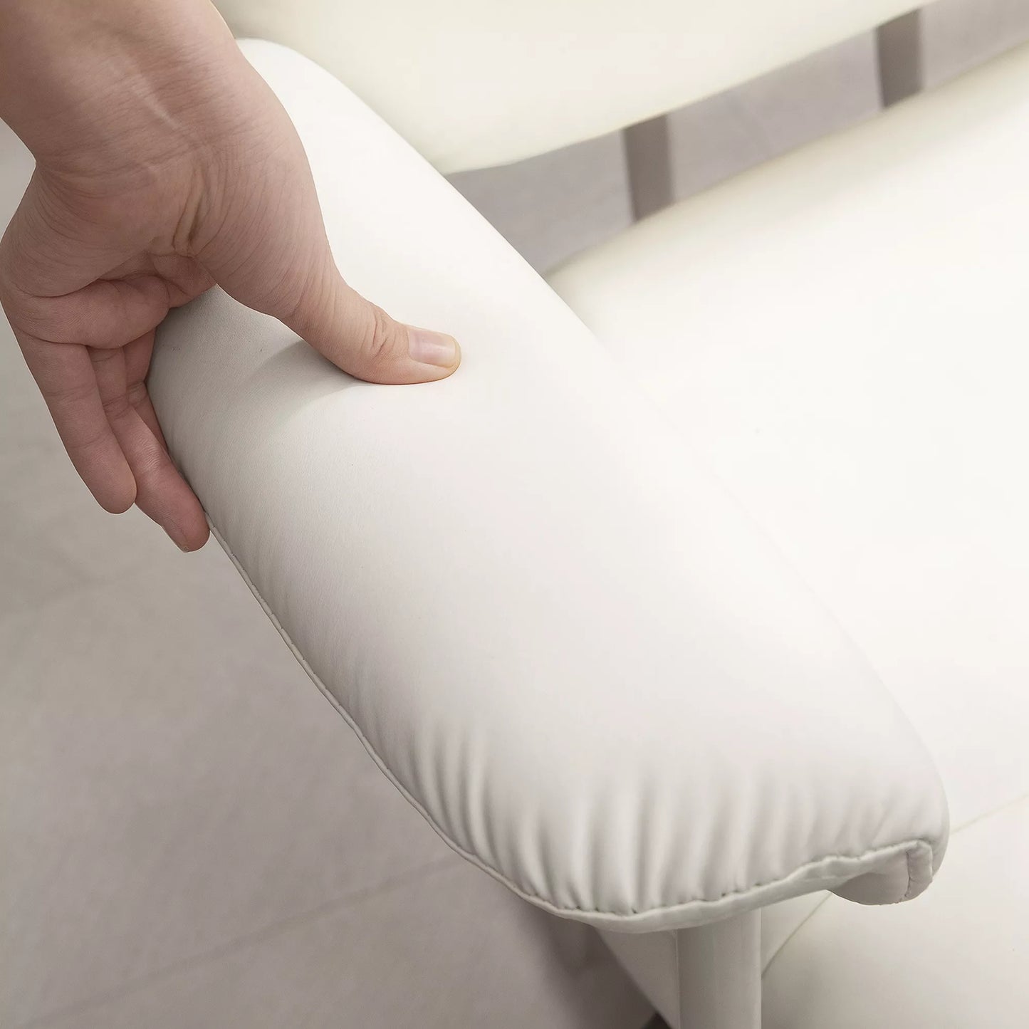 Reguliuojamo aukščio rašomojo stalo kėdė su minkšta pagalvėle ir dirbtinės odos apmušalu, lanksčiais ratukais ir pasvirimo funkcija, Balta