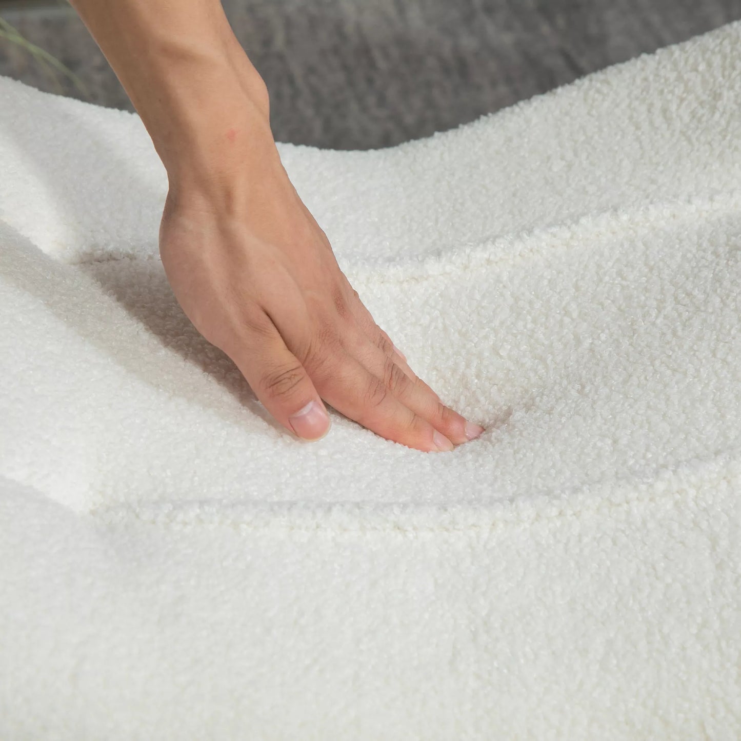 Modernus minkštas pufas su vilnos užvalkalu ir medinėmis kojomis, skirtas svetainei, miegamajam, koridoriui, kreminės baltos spalvos