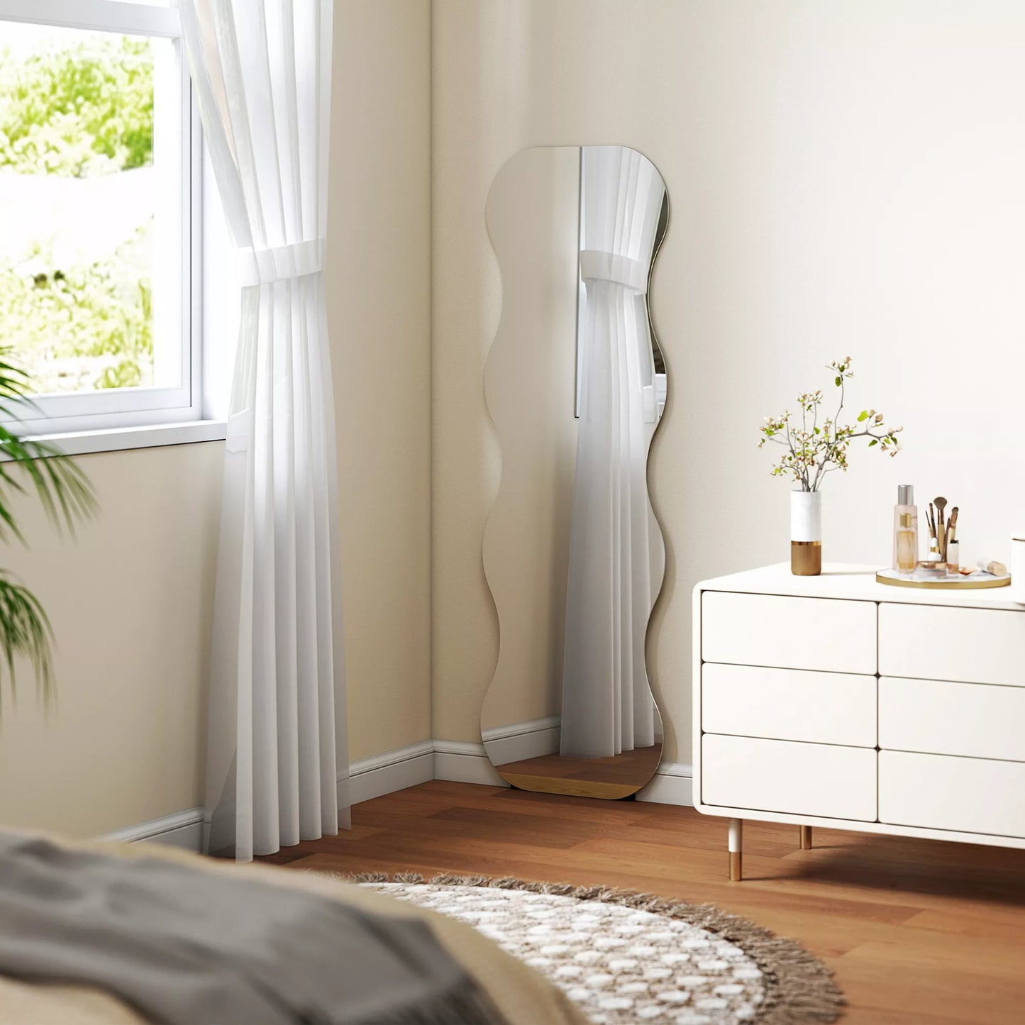 Visą kūną atspindintis veidrodis be rėmo, medinis pagrindas, lankstus išdėstymas, banguotas, juodas