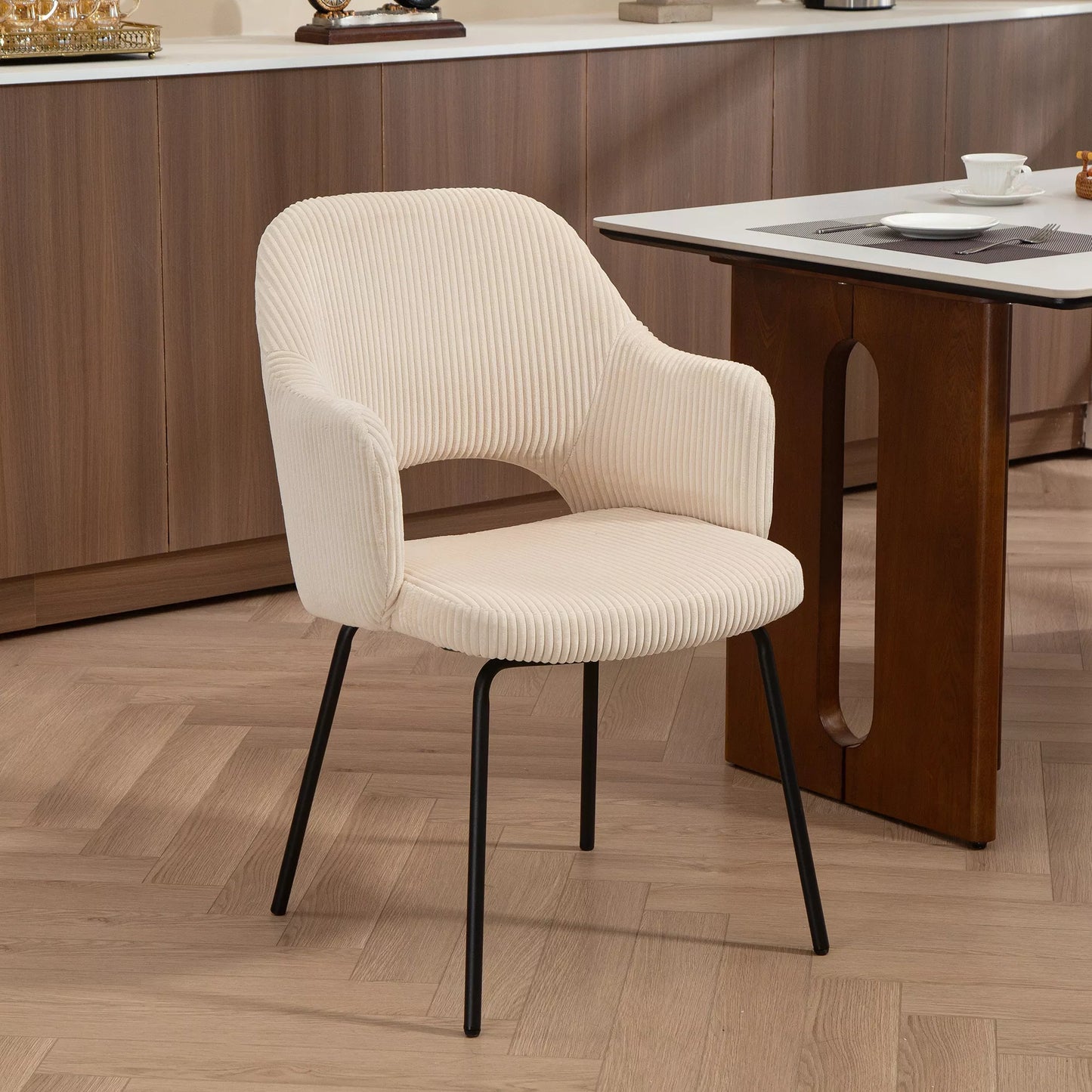 Valgomojo kėdė, kordo audinio apmušalas, kauko formos, metalinės kojelės, grindų apsaugos, smėlio spalvos