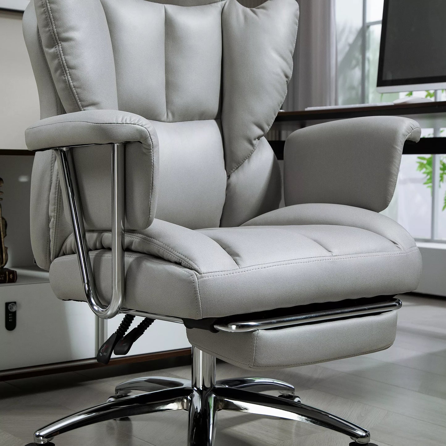 Ergonomiška biuro kėdė, paminkštinta, su kojų atrama, reguliuojamu atlošu, 360° pasukama, šviesiai pilka