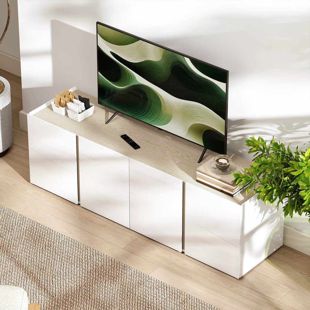 Balta TV komoda su 65 colių televizoriumi ir augalu svetainėje ant parketo