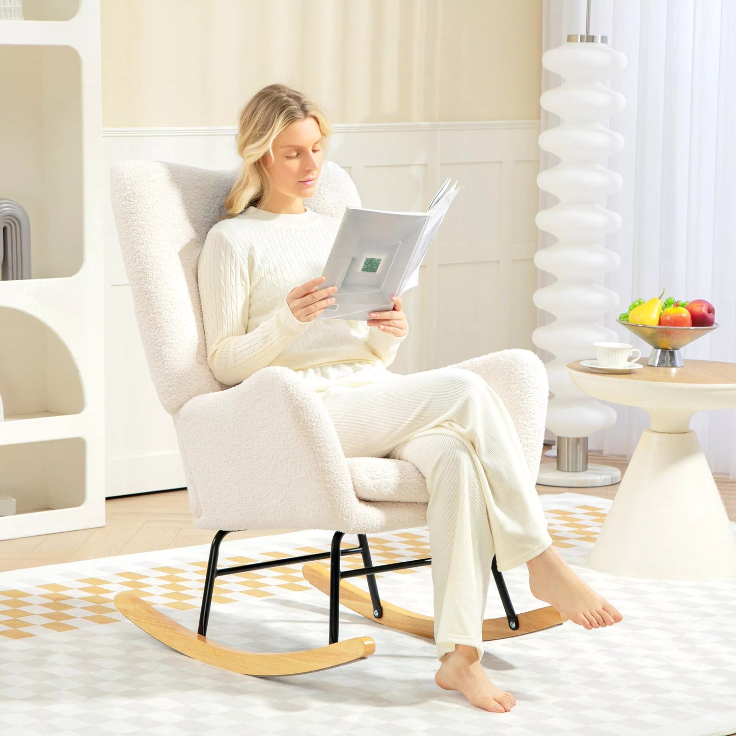 Supamasis krėslas, jaukus apmušalas, storas paminkštinimas, juosmens atlošo pagalvėlė, neslystantis, kreminės baltos spalvos