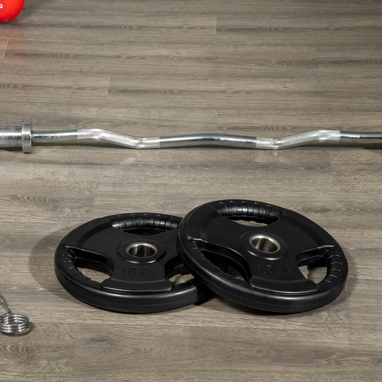 Hantelio diskas, 2 vnt. rinkinys, po 15 kg diskui, trys rankenos, grindims draugiškas guminis apvalkalas, metalas