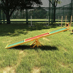 Medinės šunų agility sūpuoklės pastatytos žaliame sode