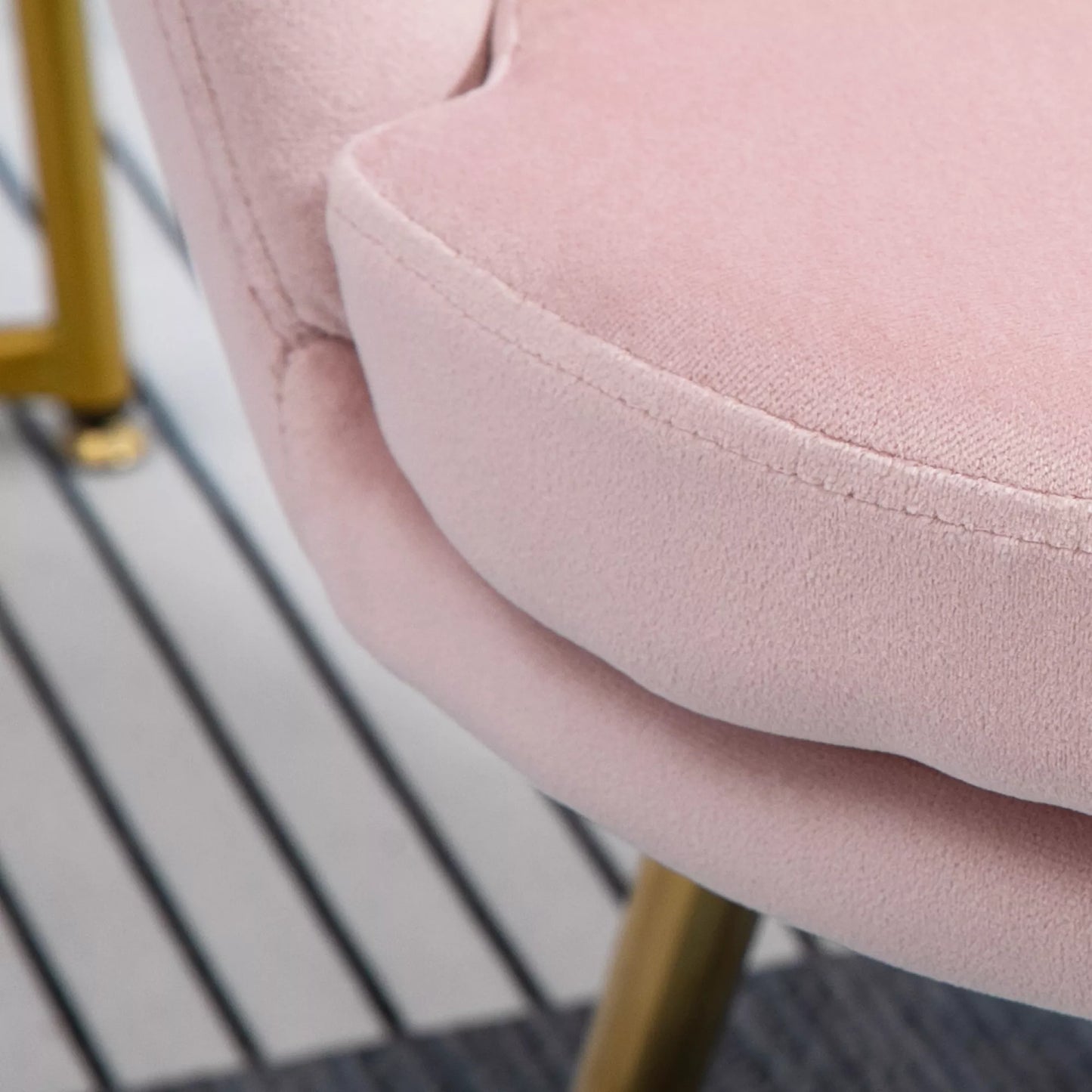 Fotelis su lotoso formos dizainu, paauksuotomis metalinėmis kojelėmis, putplasčio užpildu, rožinis.