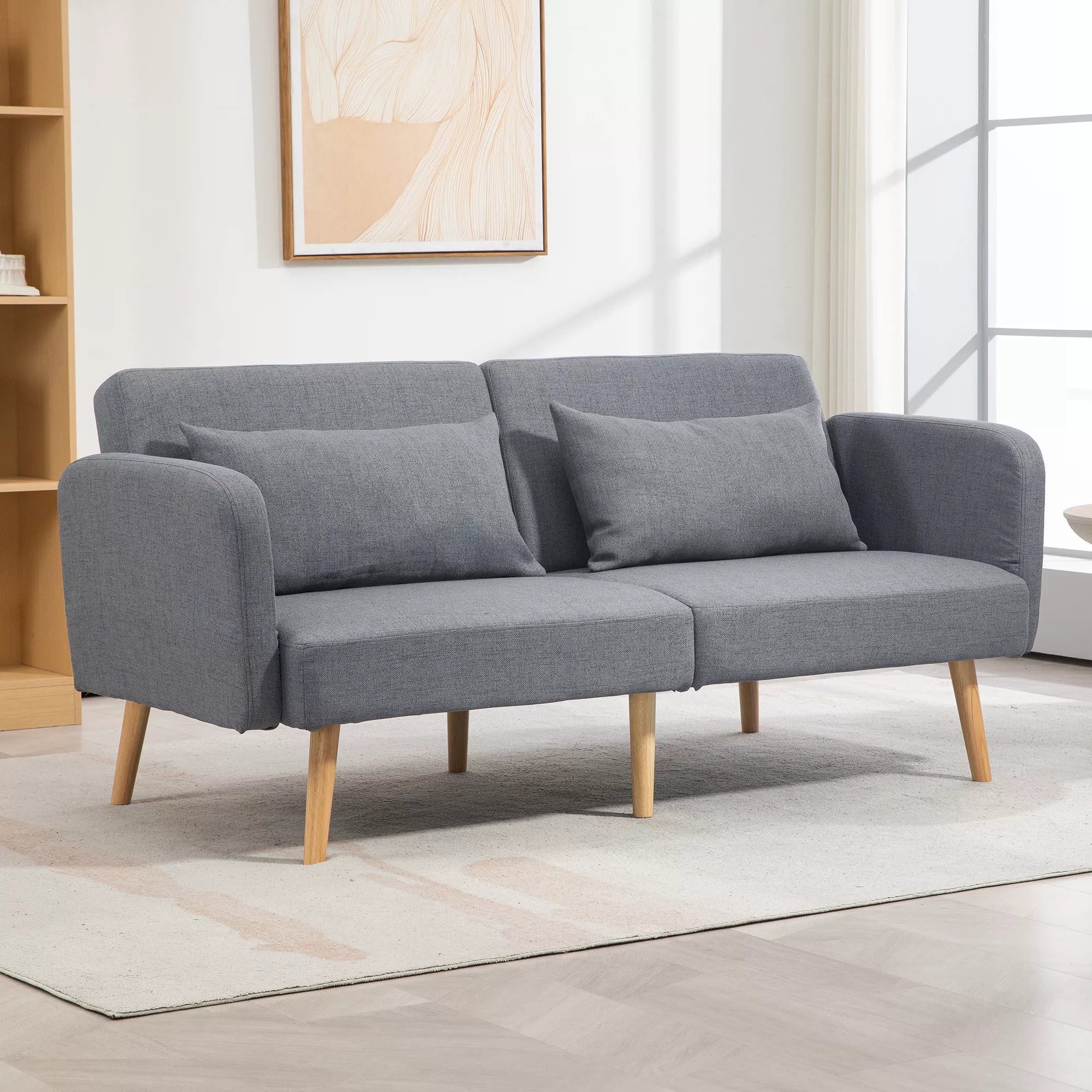 Pilka miegamoji sofa svetainėje