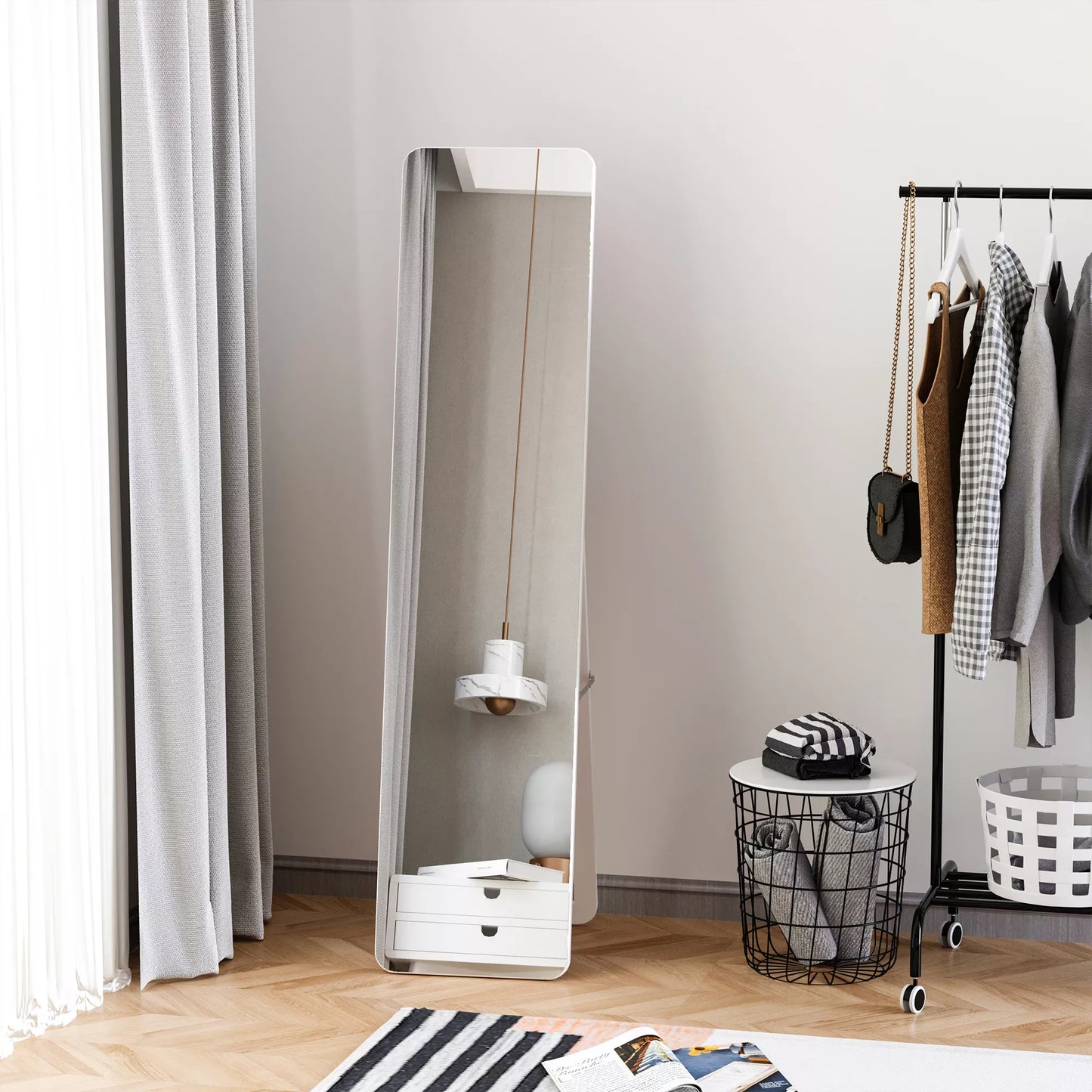 Stovas veidrodis Visas kūno veidrodis su atlenkiamu rėmu Makiažo veidrodis, stovintis laisvai arba montuojamas prie sienos, tvirtas, skirtas svetainei arba garderobui Pušies mediena MDF Balta 37 x 43 x 156 cm