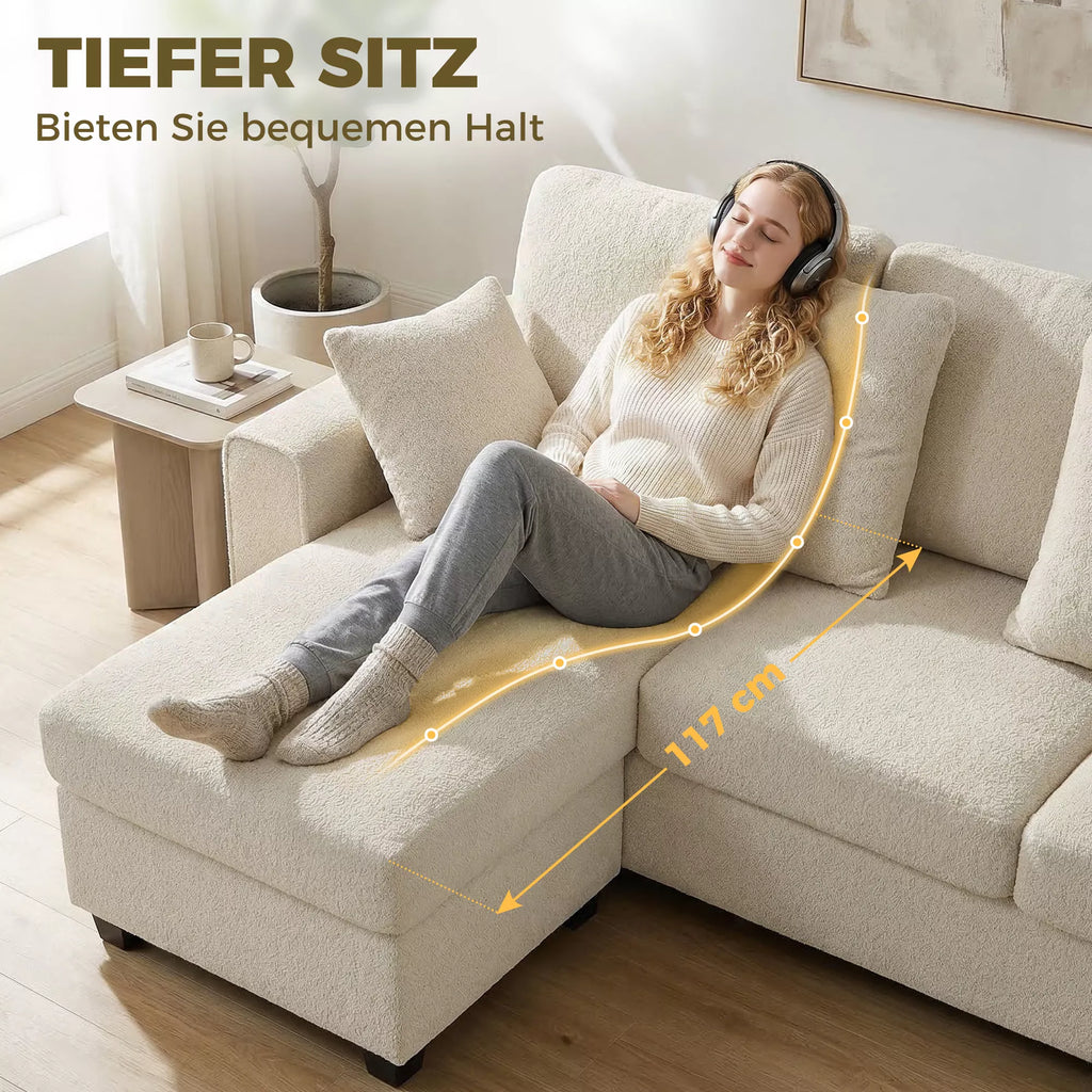 Sofa svetainėje prie didelio lango