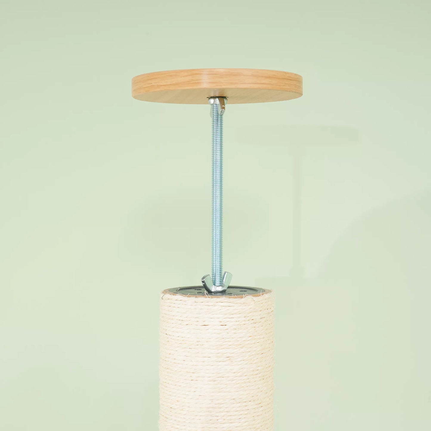 Lubas siekiantis draskyklių medis, apsauga nuo apsivertimo, stulpeliai su sizalio virve, medžio kompozito medžiaga, ąžuolas + kreminė balta