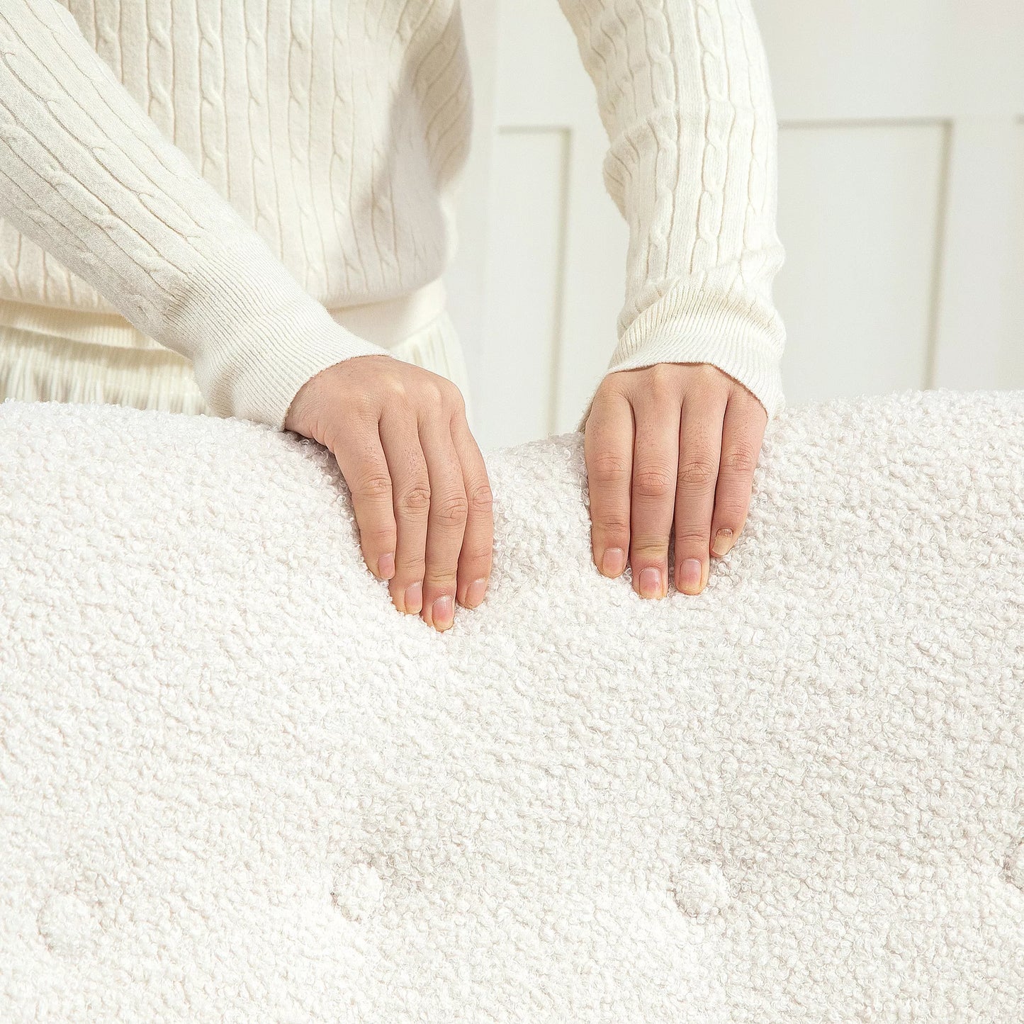 Supamasis krėslas, jaukus apmušalas, storas paminkštinimas, juosmens atlošo pagalvėlė, neslystantis, kreminės baltos spalvos