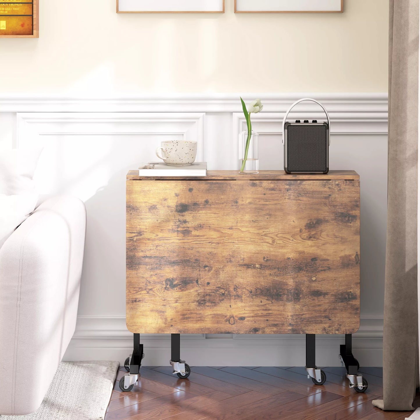 Sulankstomas valgomojo stalas, tinkamas iki 6 žmonių, su 6 ratukais ir stabdžiais, skirtas mažoms erdvėms, rudos spalvos.