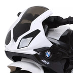 Juodai balto vaikų BMW motociklo priekinės dalies detalė iš arti