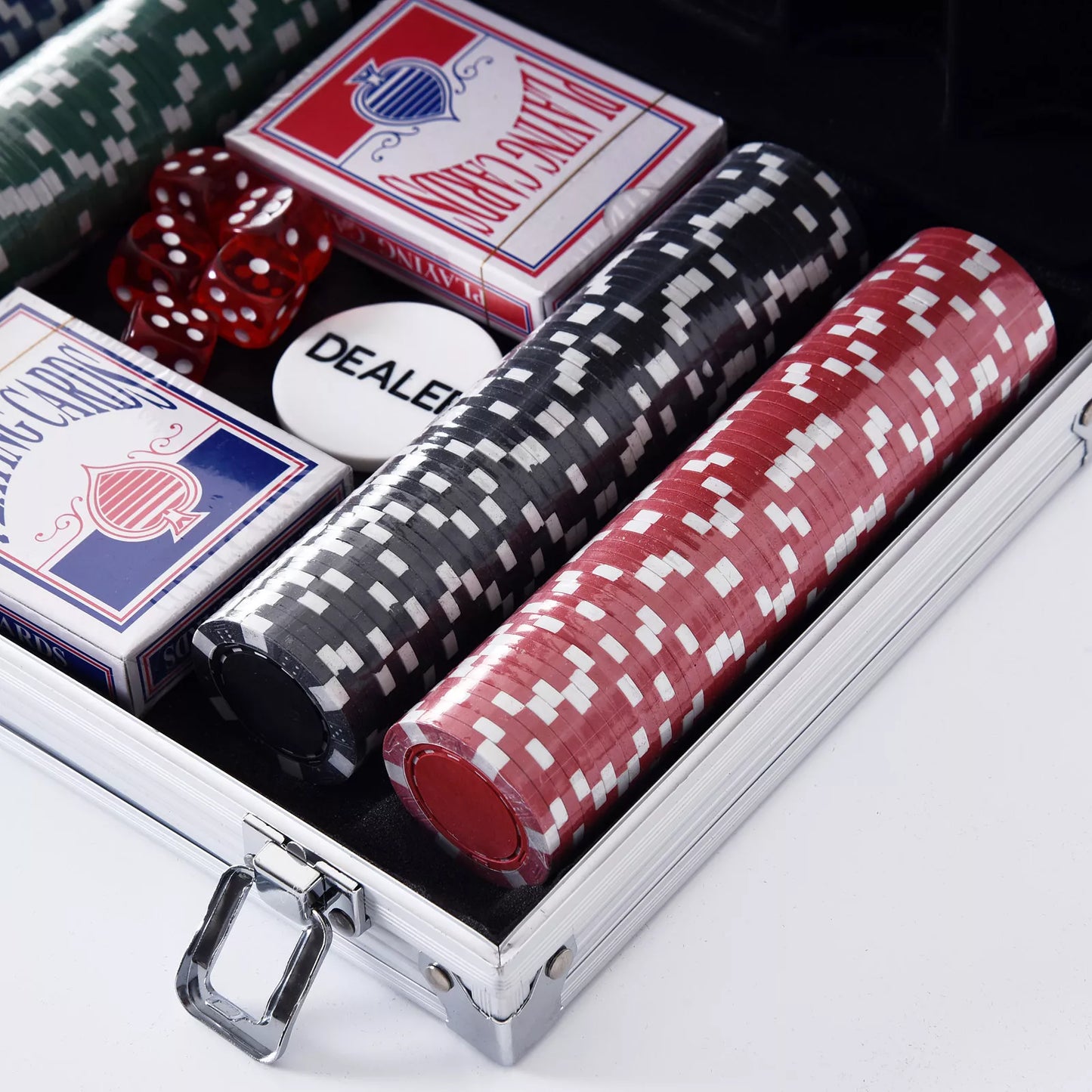 Pokerio lagaminas, 200 pokerio žetonų rinkinys, 2 kortų rinkiniai, 5 kauliukai, 1 aliuminio lagaminas. Pokerio žetonų lagaminas, aliuminio ir polistirolo, 29,5x20,5x6,5 cm
