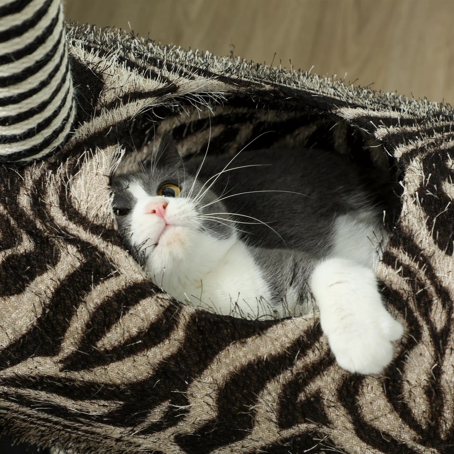 Katės namelis Zebrinio rašto, 1 katės tunelis, 3 draskyklės stulpai 48,5 cm x 35 cm x 93 cm, Juoda + Balta