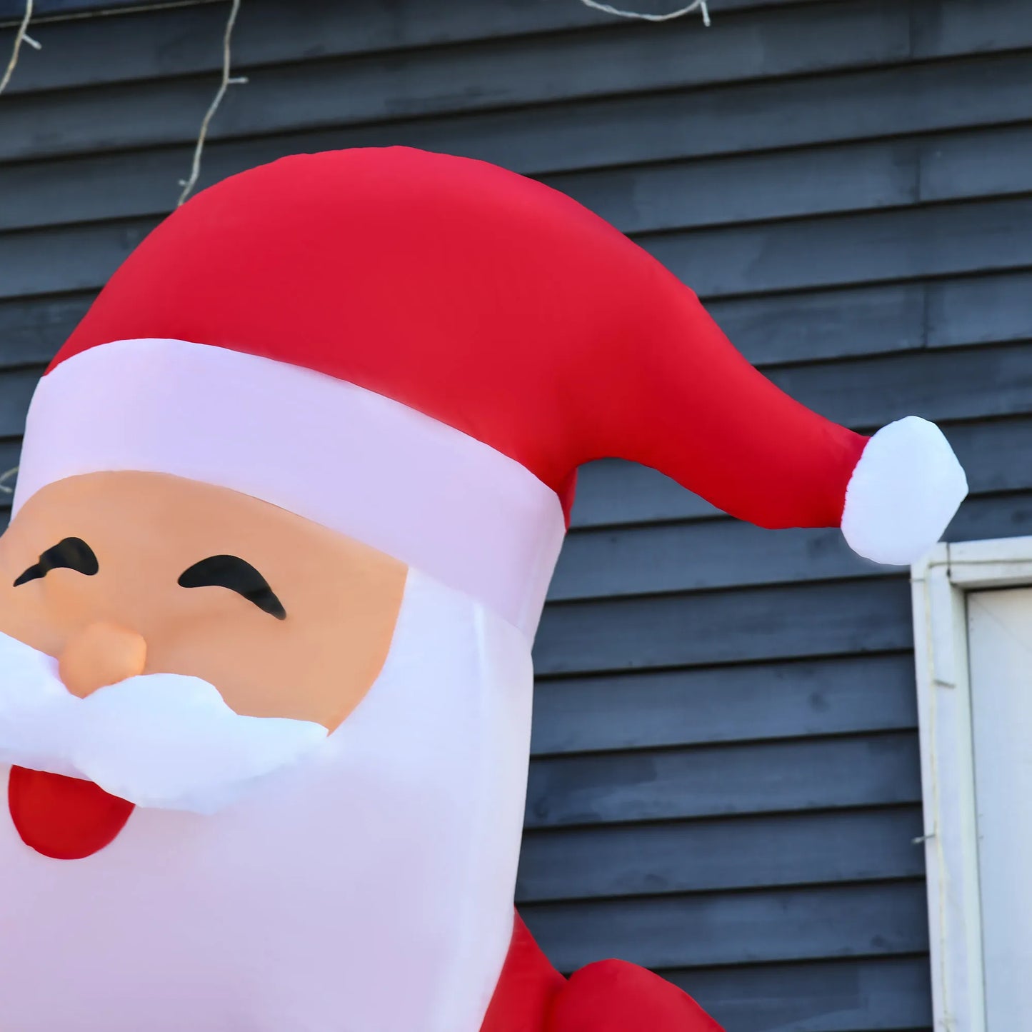 Pripučiamas Kalėdų Senelis su LED apšvietimu, įsk. pūstuvą, tvirtinimo virves, kuoliukus, smėlio maišelius, 140cm x 85cm x 250cm