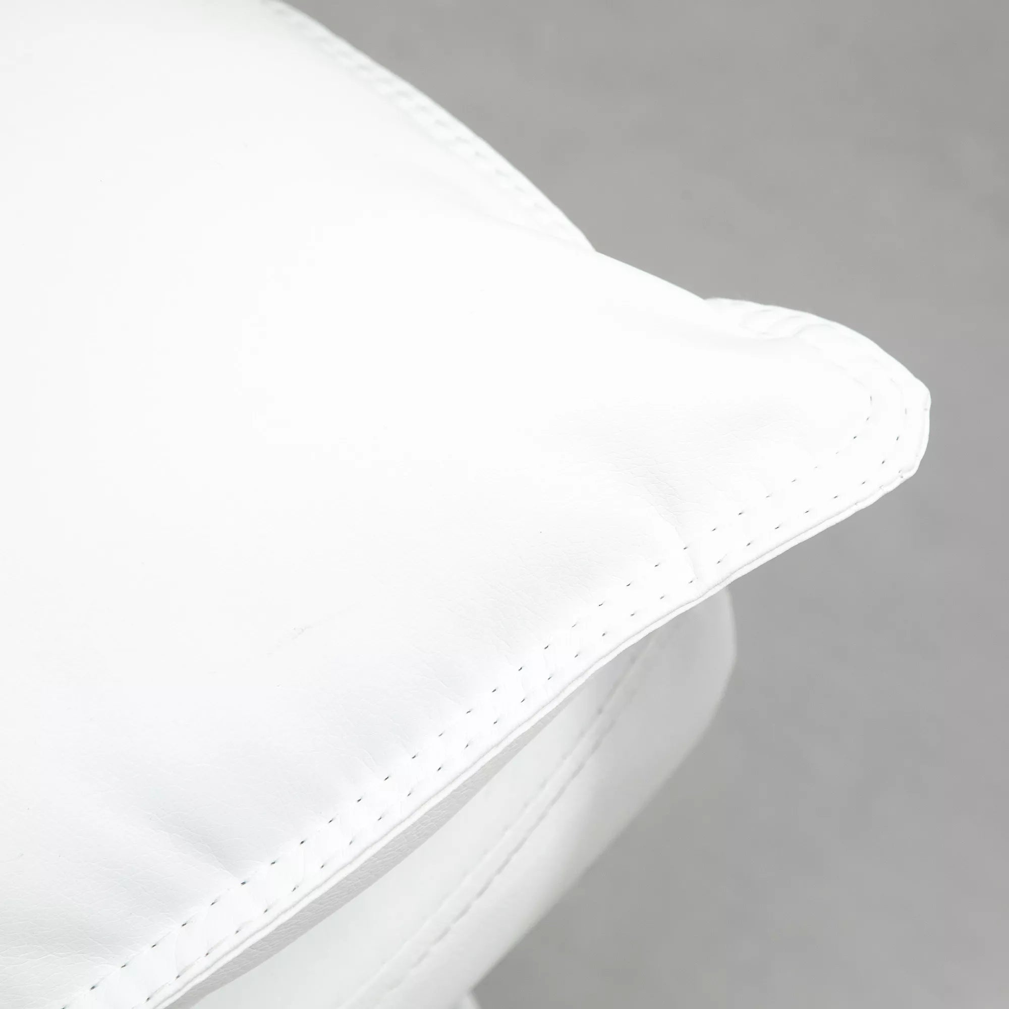 Biuro kėdė su atlošimo funkcija, ergonomiškai reguliuojamas aukštis, su atrama kojoms, paminkštinta, atlaiko iki 135 kg svorį, 66 x 72 x 122–130 cm, balta