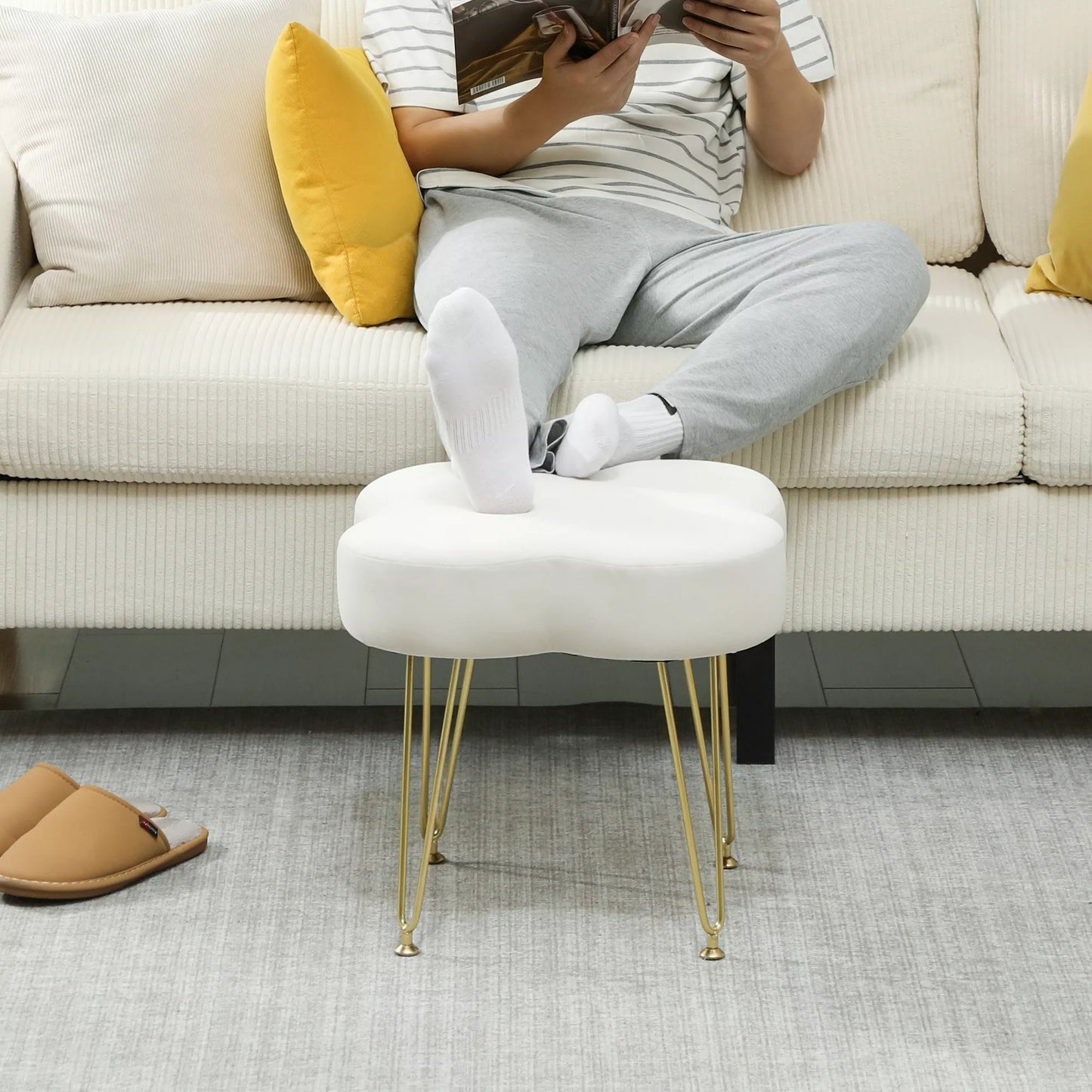 Sėdimoji taburetė, pufas dobilo formos, su audinio apmušalu, plieninėmis kojelėmis, kreminės baltos spalvos