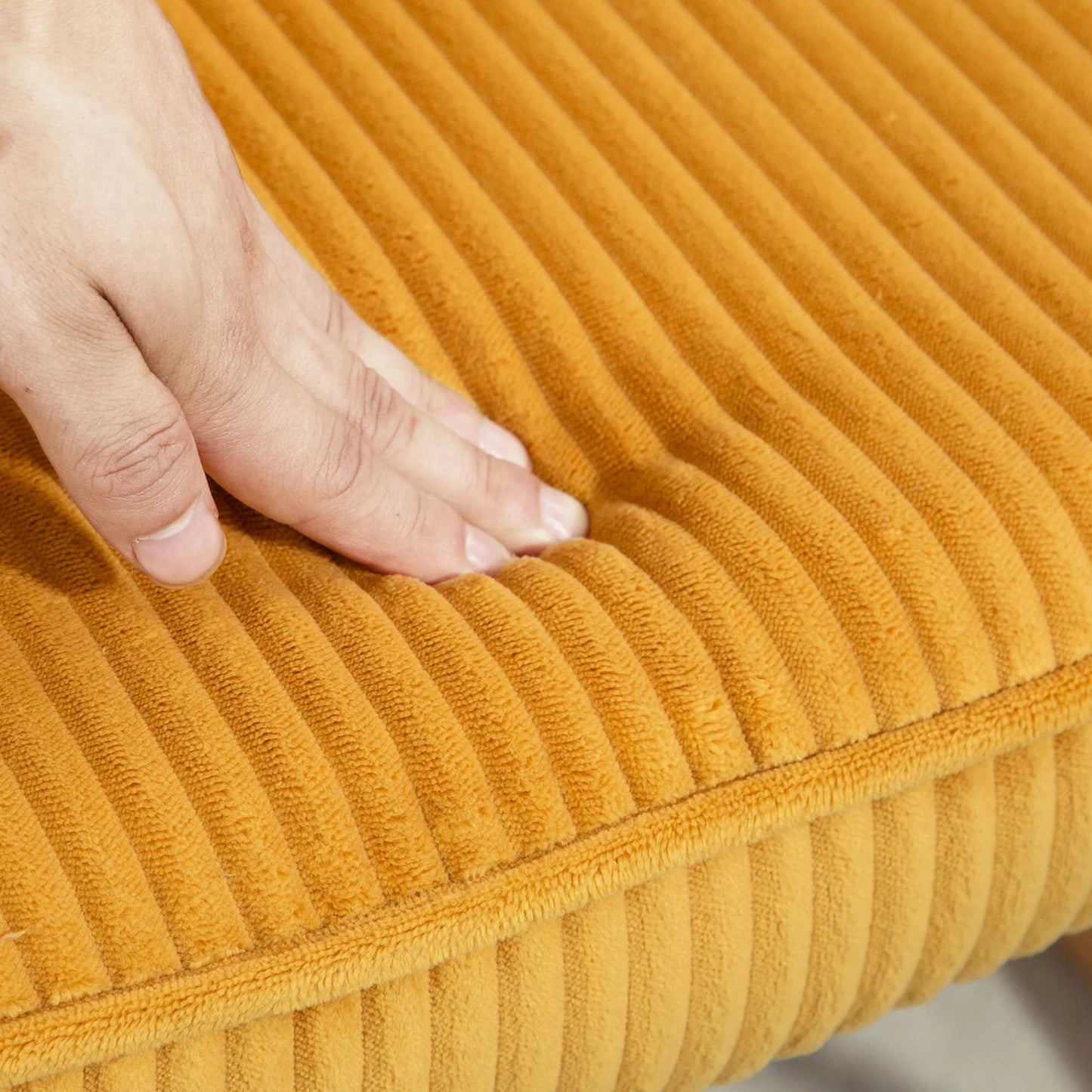 Vintažinis supamasis krėslas, išlenkti bėgeliai, storas paminkštinimas, buko mediena ir plienas, geltonas