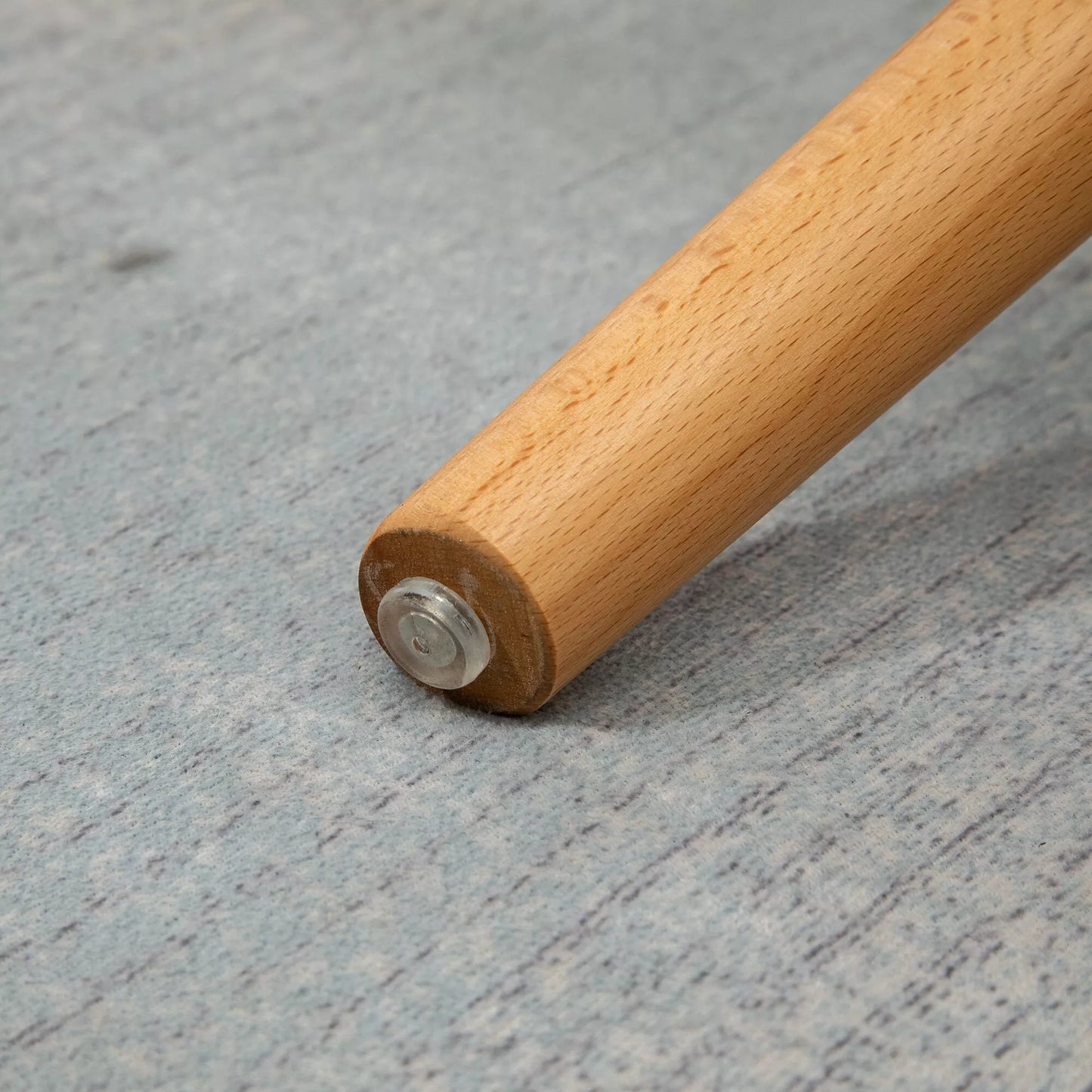 Akcentinis krėslas su pakoja, poilsio krėslas su veliūro išvaizda, krėslas su porankiais ir medinėmis kojelėmis, svetainei, geltonas