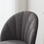 Kėdės atlošo kriauklės formos dygsniavimo detalė iš arti