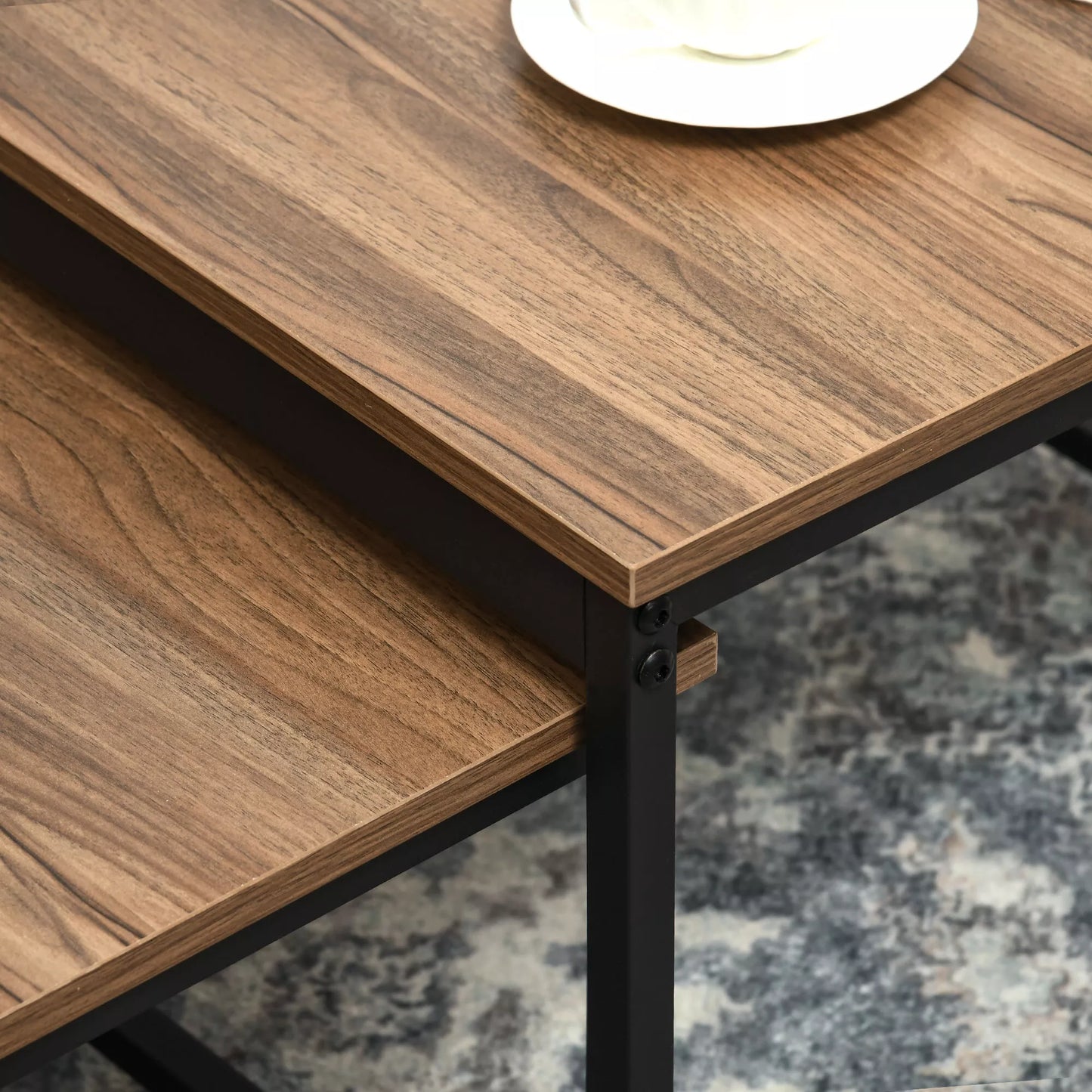 2 šoninių staliukų komplektas, industrinio dizaino, juodo plieno rėmas, medienos imitacijos stalviršis