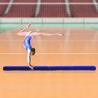 Gimnastė stovi ant mėlynos balansinės lentos
