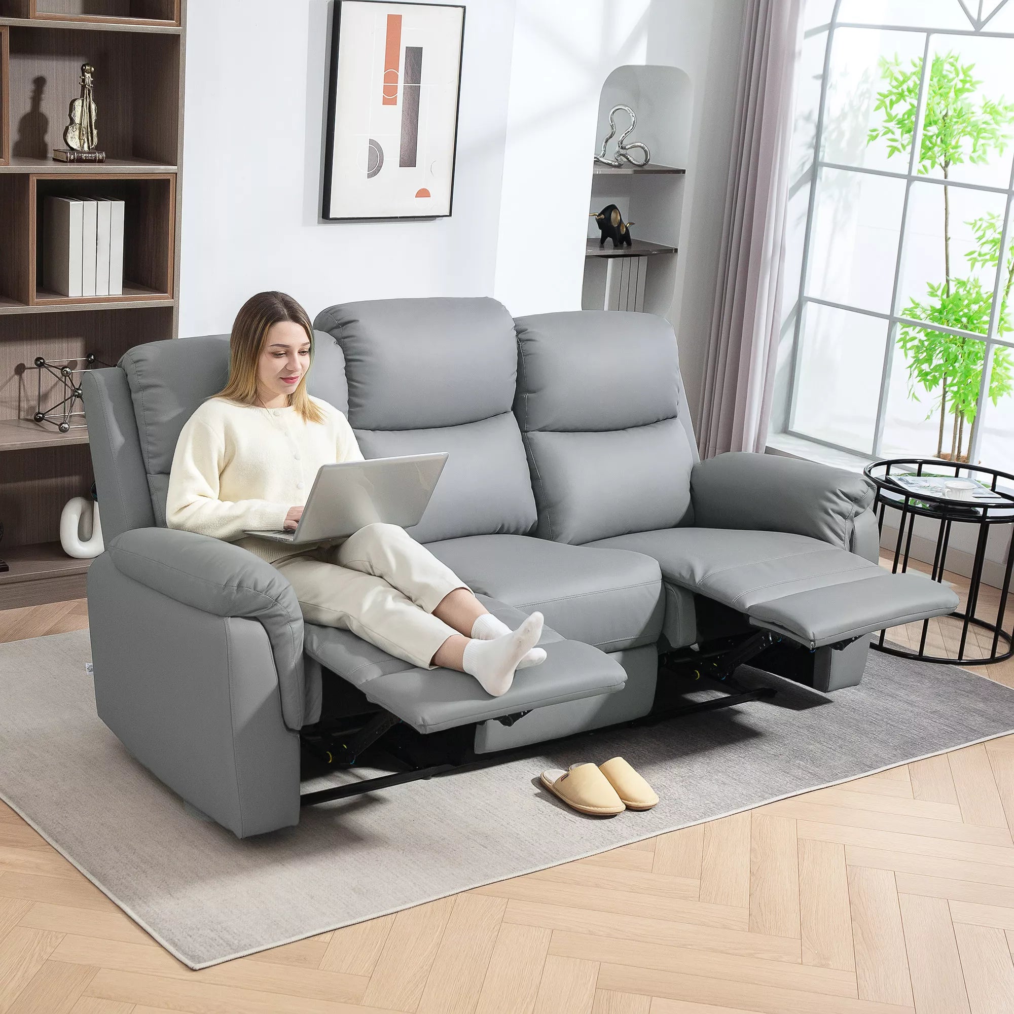 3 vietų sofa, kairė ir dešinė sėdynės atlenkiamos, reguliuojama atrama kojoms, dirbtinės odos apmušalas, skirta svetainei, tamsiai pilka