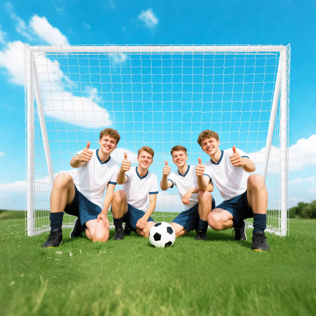 Vaikinai prie baltų futbolo vartų pievoje