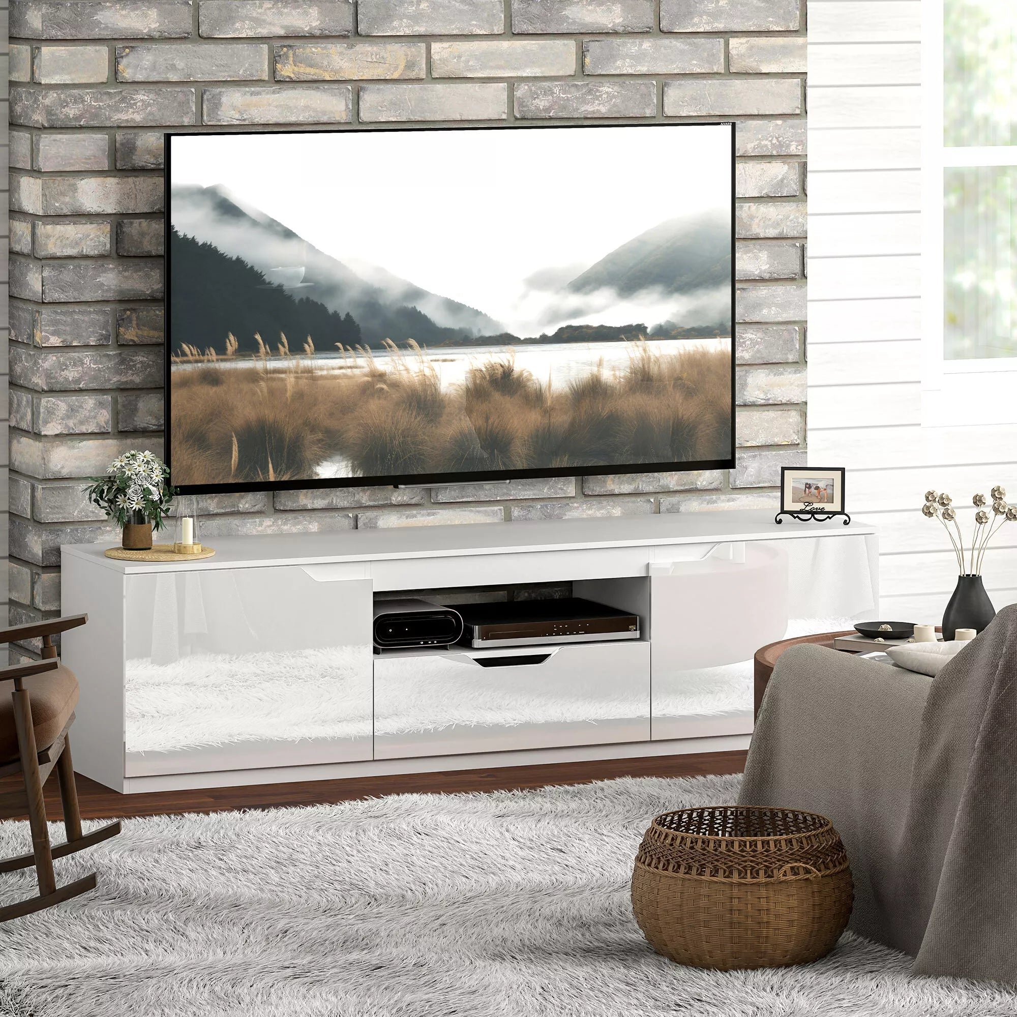 TV spintelė, blizgi, skirta televizoriams iki 65 colių, 3 skyriai, stalčius, 160 x 38 x 43 cm, balta