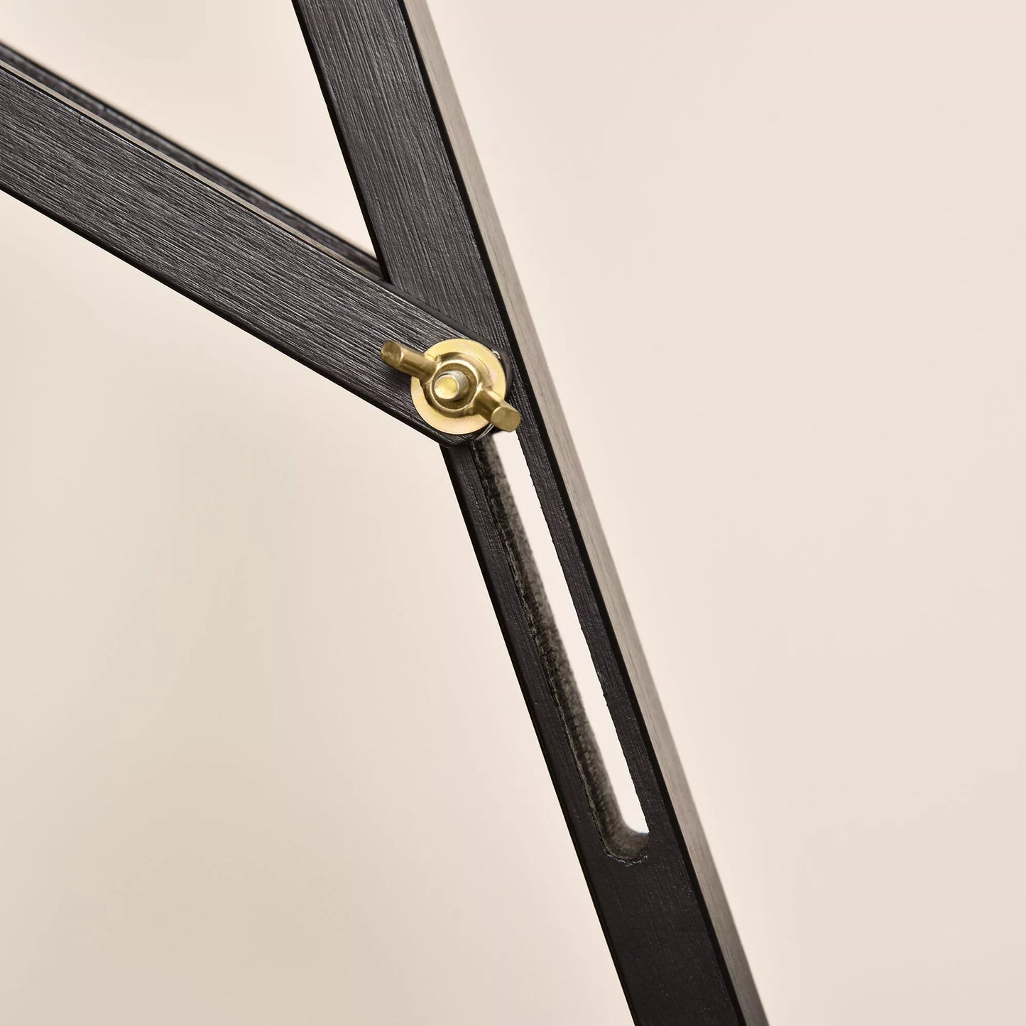 Medinis stovas 134,5 cm aukščio, skirtas drobėms iki 108 cm, studijinis/lauko stovas tapybai, eskizams, vestuvėms, parodoms, juodos spalvos