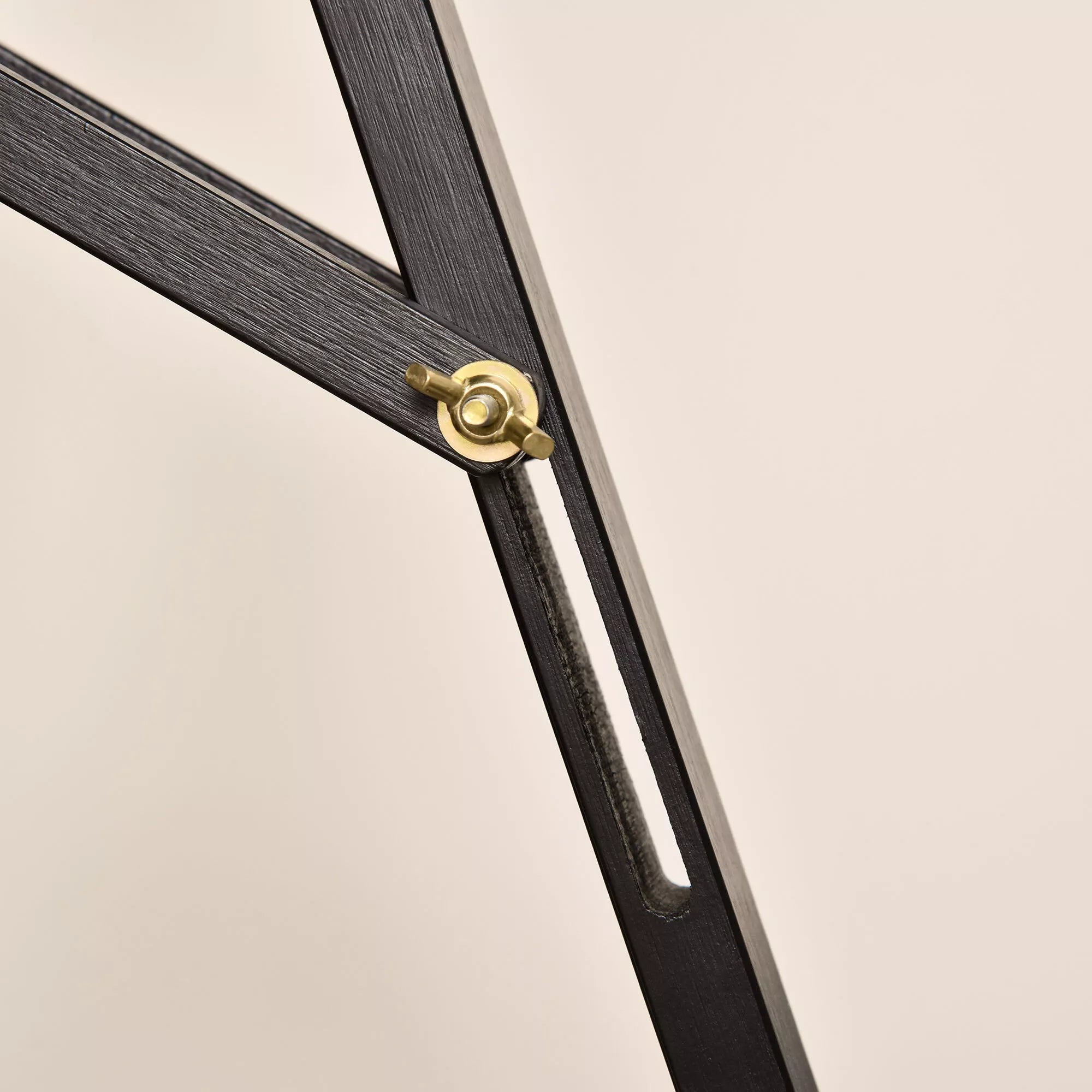 Dailės stovas reguliuojamas 134,5 cm juodas
