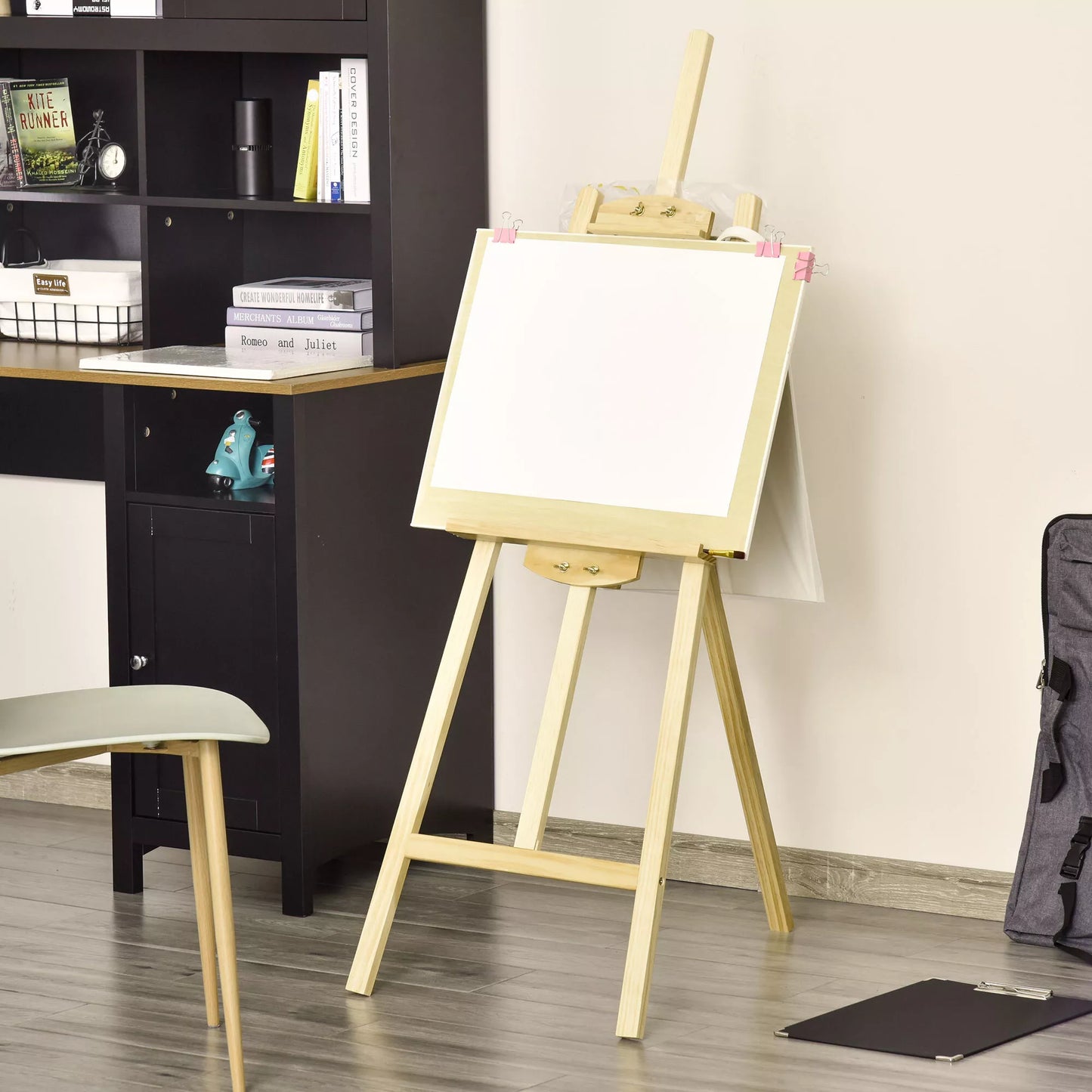 Medinis molbertas, 134,5 cm aukščio, skirtas iki 108 cm aukščio drobėms. Lauko, studijos molbertas tapybai, piešiniams, vestuvėms, parodoms. Natūralus medis.