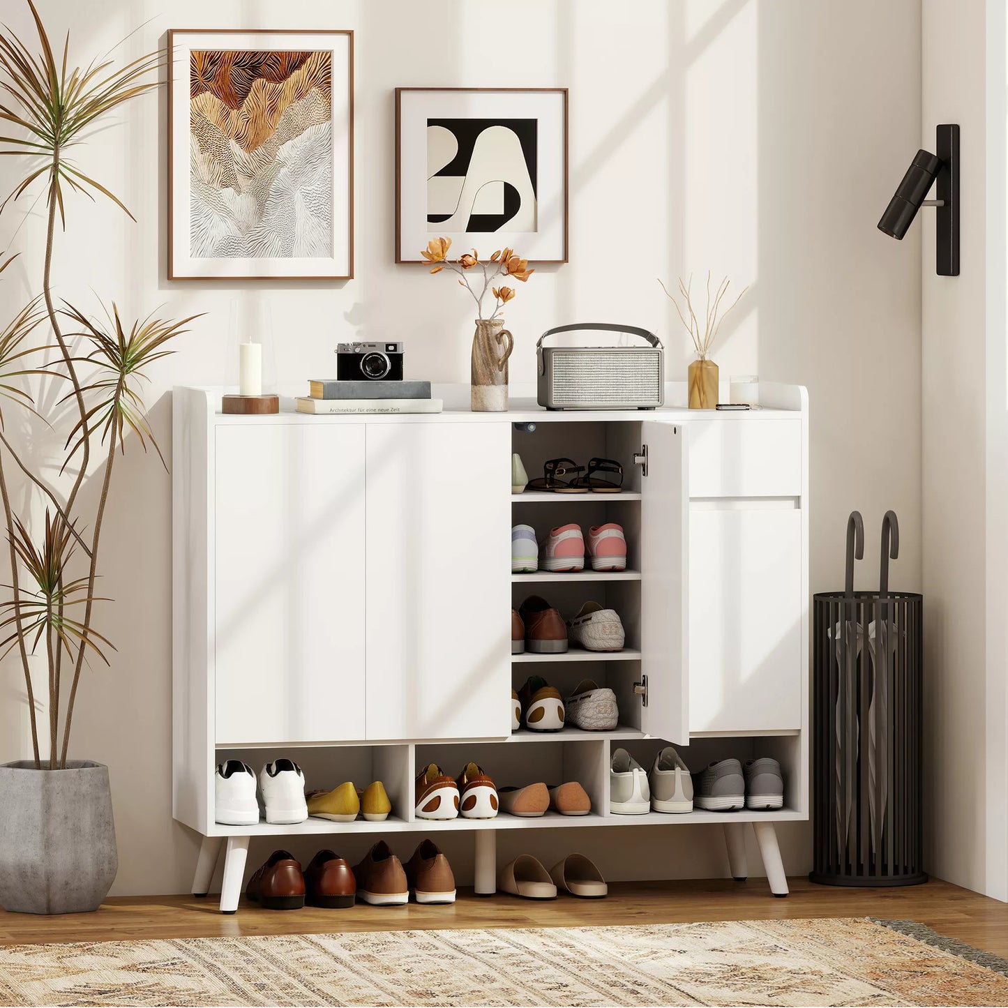 Batų spintelė su berėmiu dizainu, 4 durys, 4 reguliuojamos lentynos, laisvai stovinti batų spintelė su 5 medinėmis kojelėmis, mediena, balta