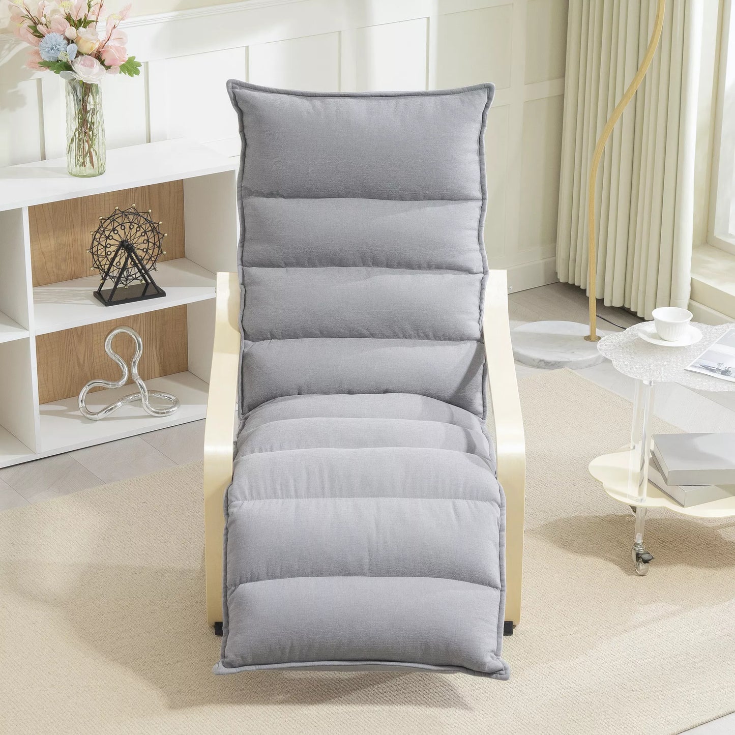 Svetainės fotelis iš beržo medienos, minkštas fotelis su reguliuojama kojų atrama, modernus krėslas su porankiais, šviesiai pilkas