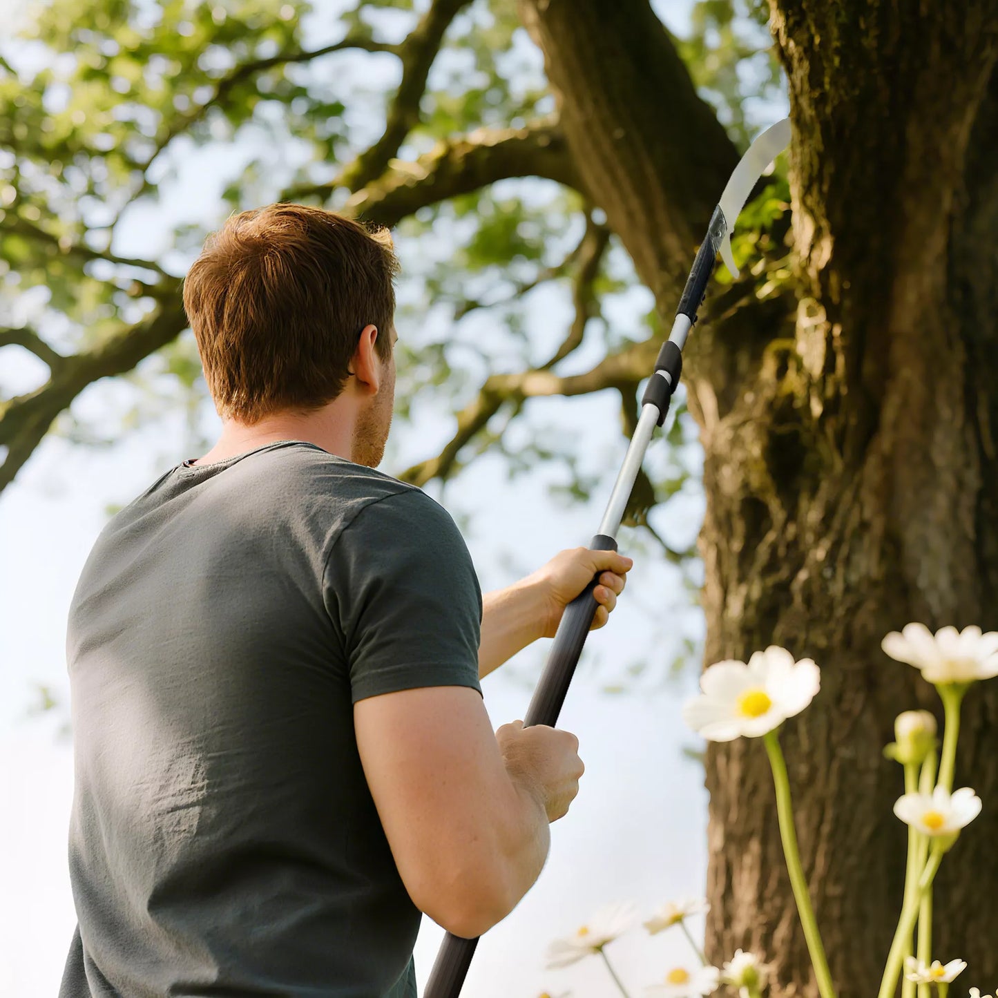 Teleskopinė šakų pjūklė 1,5–2,6 m su fiksavimo mechanizmu, teleskopine rankena, nelimpančia danga dengtu ašmenimis, juoda