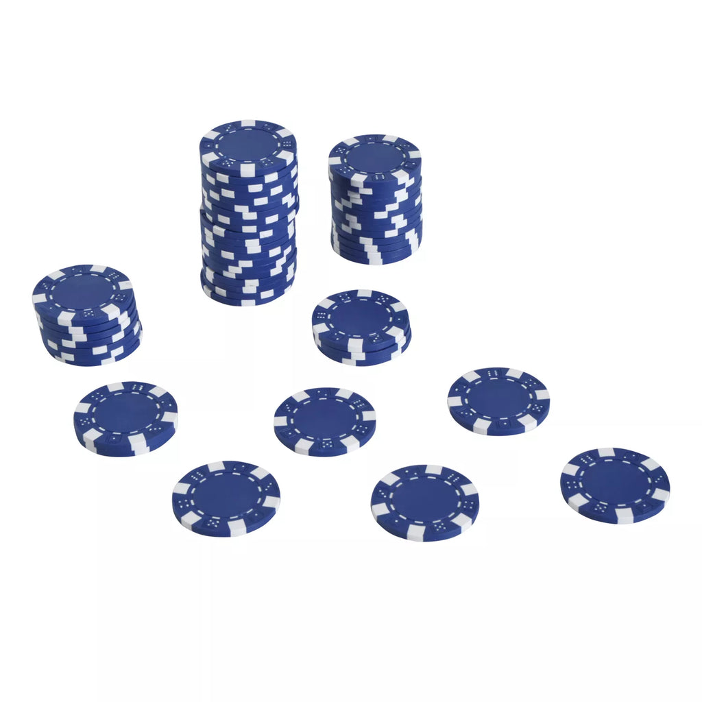 Mėlyni pokerio žetonai, sudėti krūvelėmis ir išbarstyti