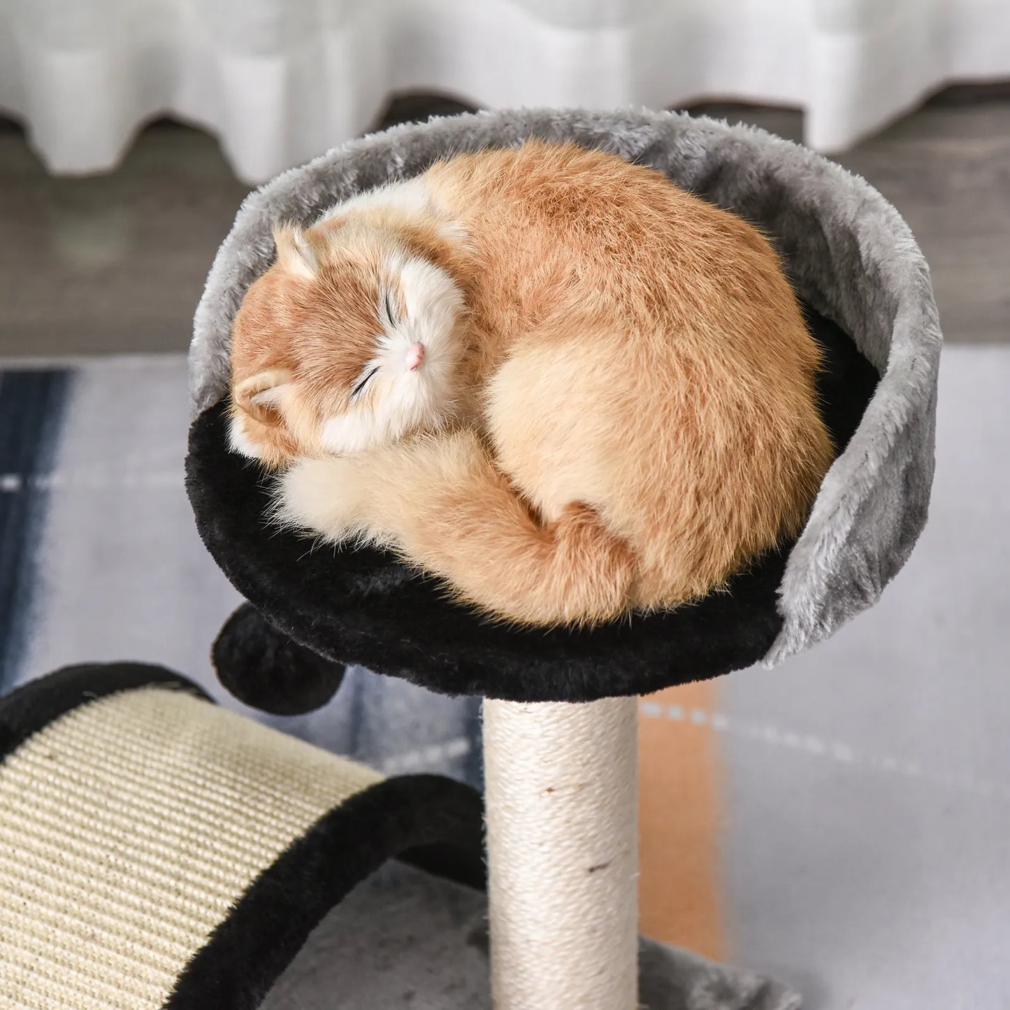 Katės draskyklė su žaidimo kamuoliukais, su sizalinės virvės draskomosiomis atramomis, juoda spalva, 35,5 x 37 x 46 cm