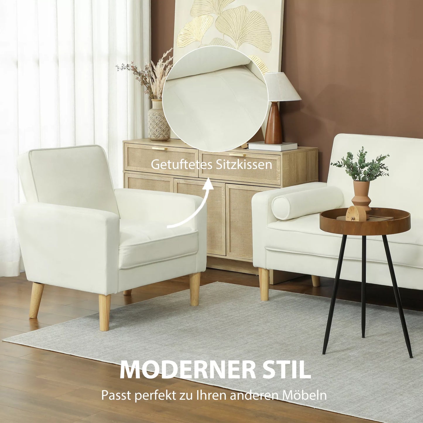 Kreminės baltos spalvos fotelis su porankiais, reguliuojama atlošo padėtimi ir kaučiukmedžio kojelėmis