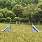 Du futbolo vartai pastatyti žolėje parke tarp medžių