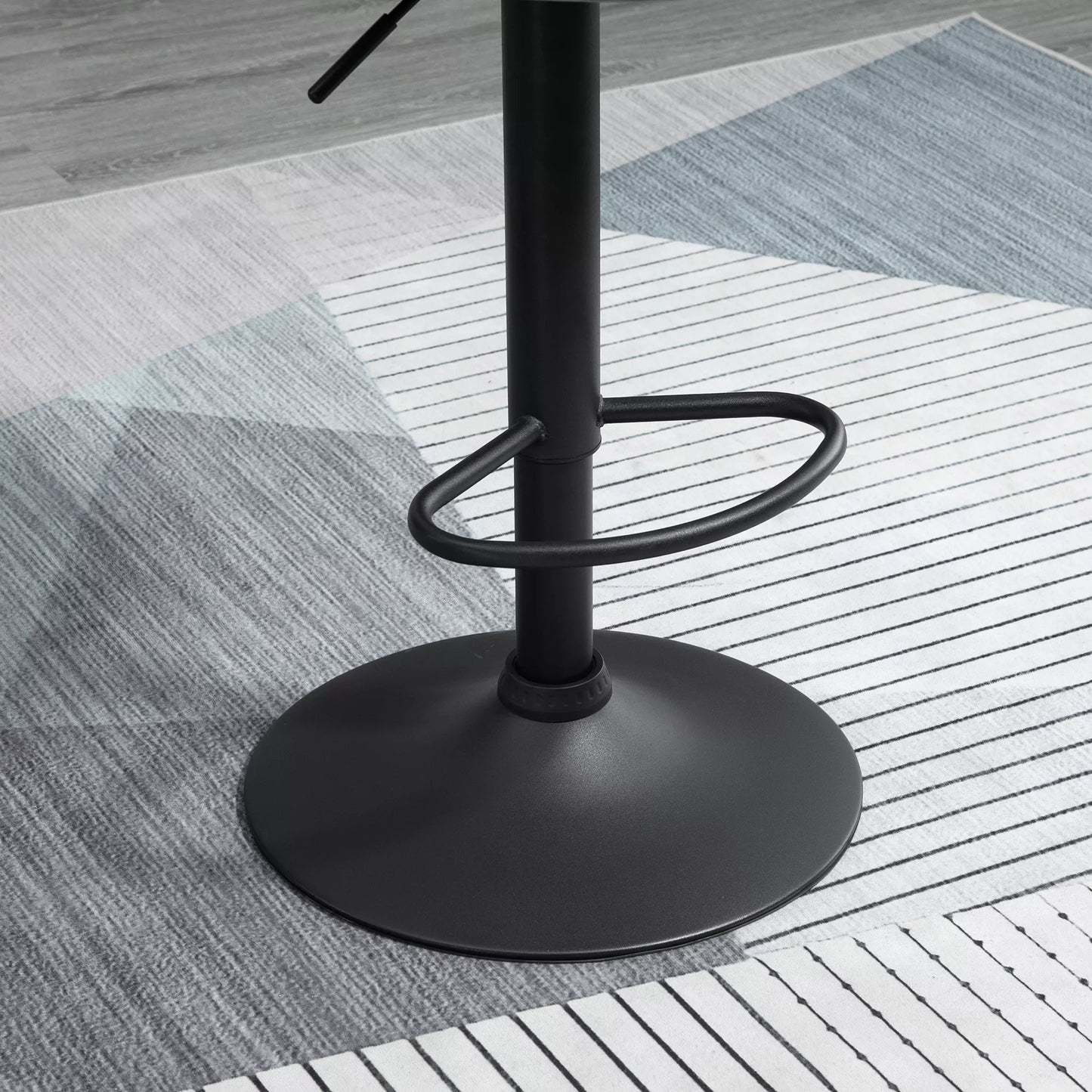 Komplektas 2 vnt. Baro kėdžių, aukščio reguliuojamos, su atlošu, zomšo išvaizdos, metaliniu rėmu, su pakoju, besisukiojančios, tamsiai pilkos