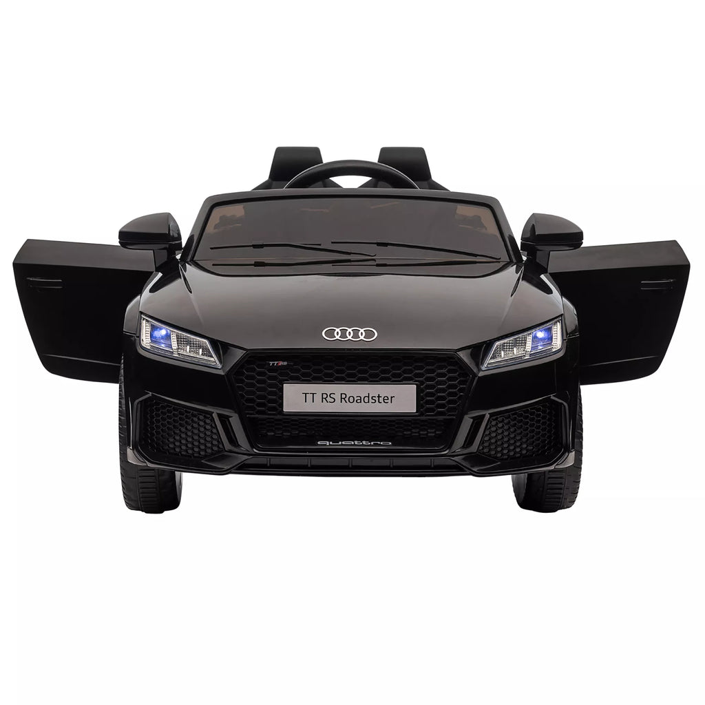 Juodas vaikiškas Audi automobilis su atviromis durimis